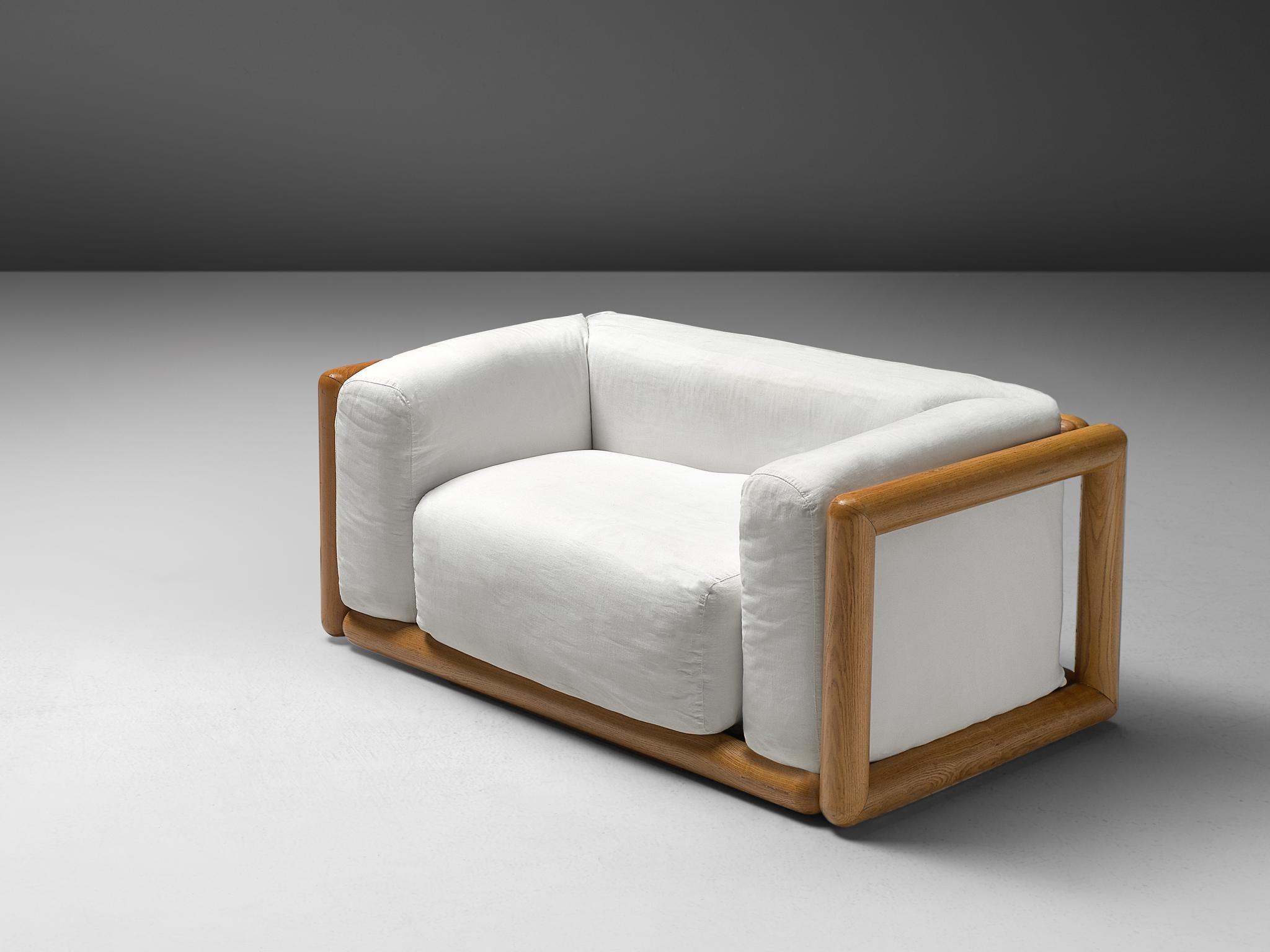 Carlo Scarpa for Simon, 'Cornaro' lounge chairs, white fabric, ash, Italy, 1973

This loveseat has a very thick cushion and is upholstered with white fabric. The lounge chair have a relatively thin back and armrests compared to the seat. The frame