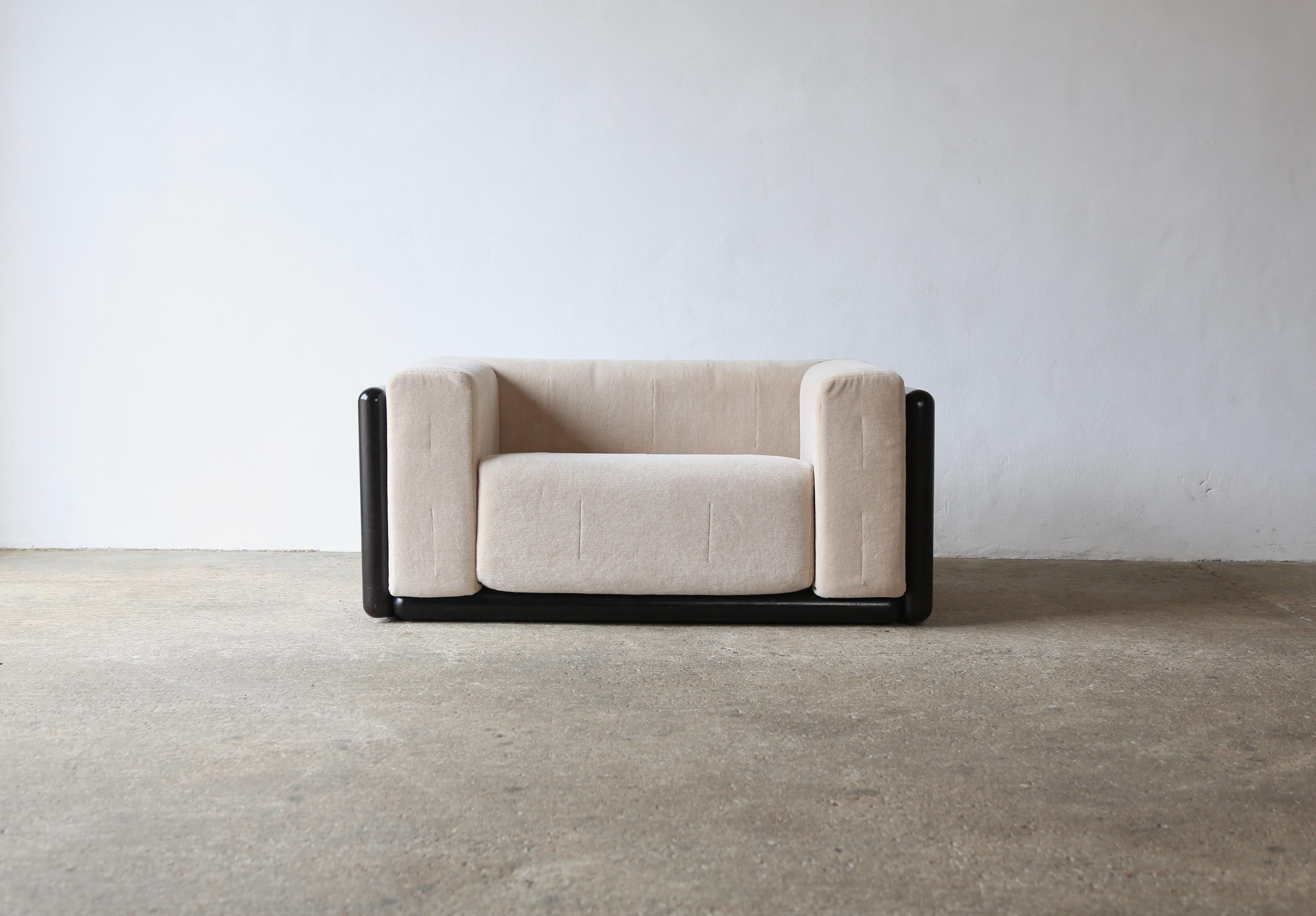Une causeuse / fauteuil original Carlo Scarpa Cornaro, tissu Alpaga pur, Italie. Produit par Gavina dans les années 1970.  Expédition rapide dans le monde entier.







