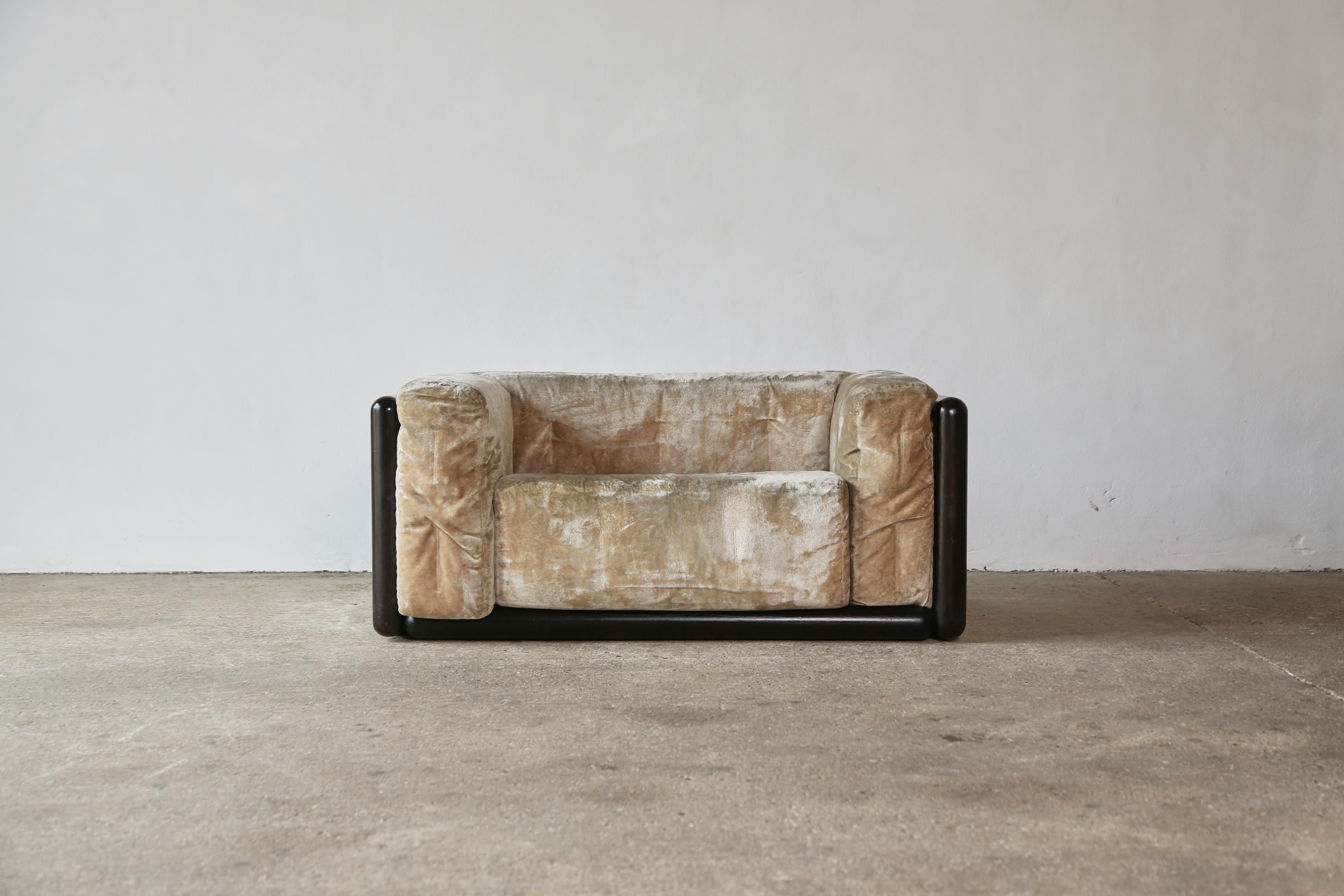 An original Carlo Scarpa Cornaro loveseat / armchair, original fabric, Italy. Produced by Gavina in the 1970s. We can reupholster in COM at additional cost. Fast shipping worldwide.







