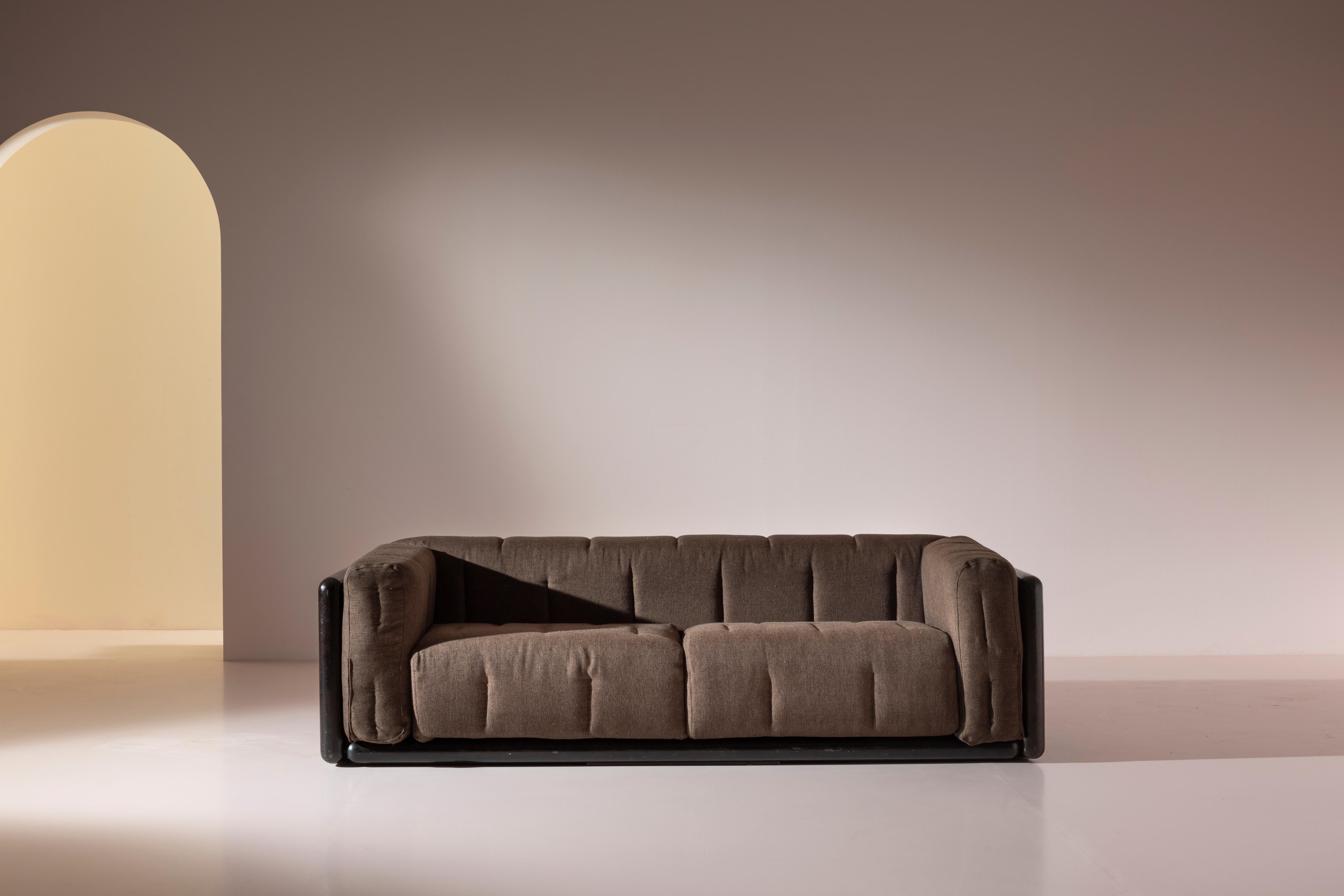 The three-seater wooden and fabric sofa, model Cornaro, was designed by Carlo Scarpa for Simon Gavina in 1973.

This sofa boasts a spacious and comfortable seat comprised of a series of padded cushions set within a varnished wooden frame. Its