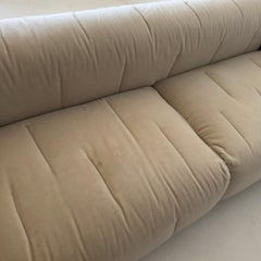 Carlo Scarpa “Cornaro” sofa in ivory mohair velvet for Gavina (Italy, 1970s)