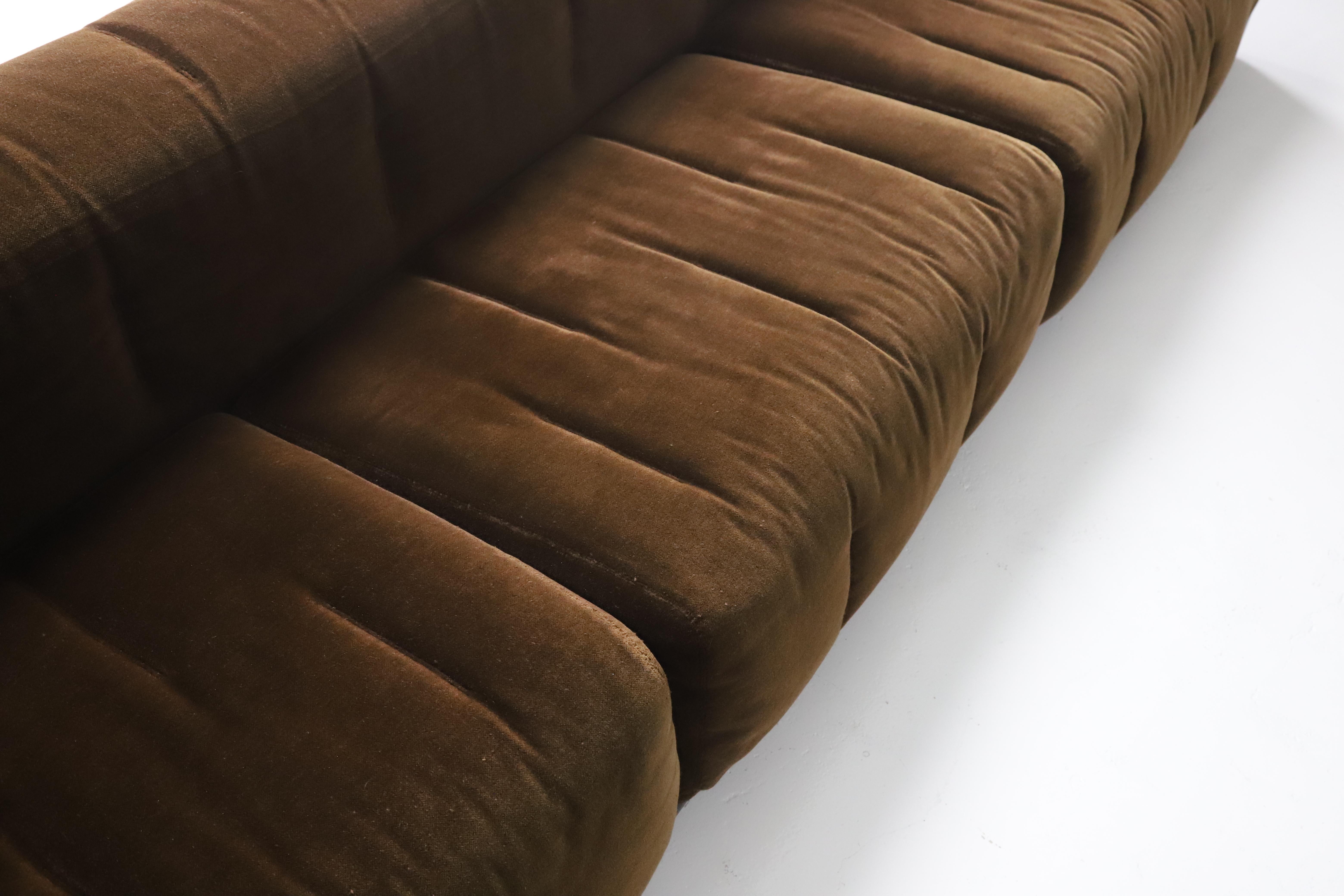Carlo Scarpa 'Cornaro' Sofa aus originalem Mohair-Samt für Simon, 1973 im Angebot 4