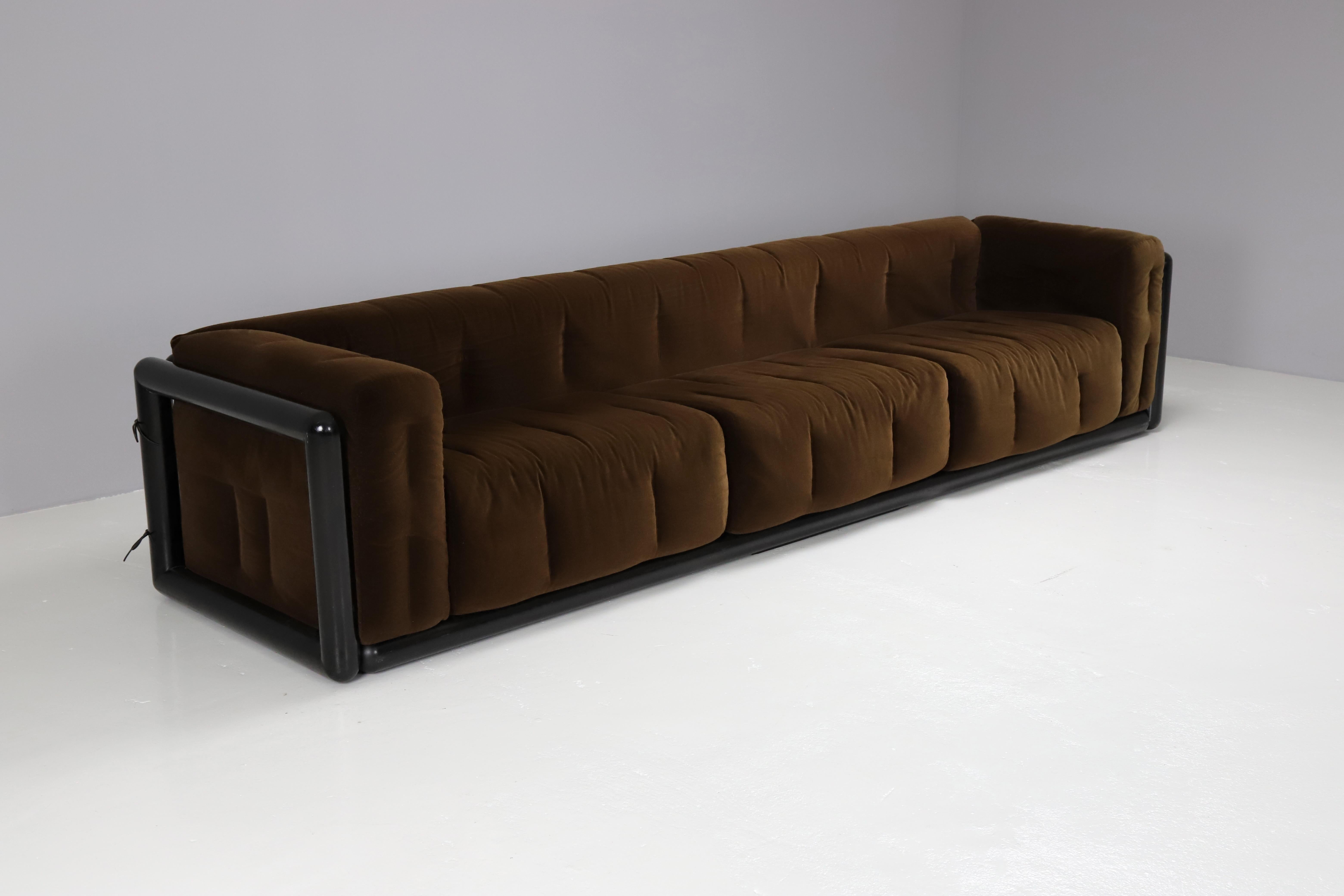 Vintage Cornaro Sofa von Carlo Scarpa, Italien, 1973

Das 1973 vom bekannten italienischen Architekten Carlo Scarpa entworfene Sofa Cornaro ist ein eindrucksvolles Beispiel für seine einzigartige Verbindung von modernem Design und traditioneller