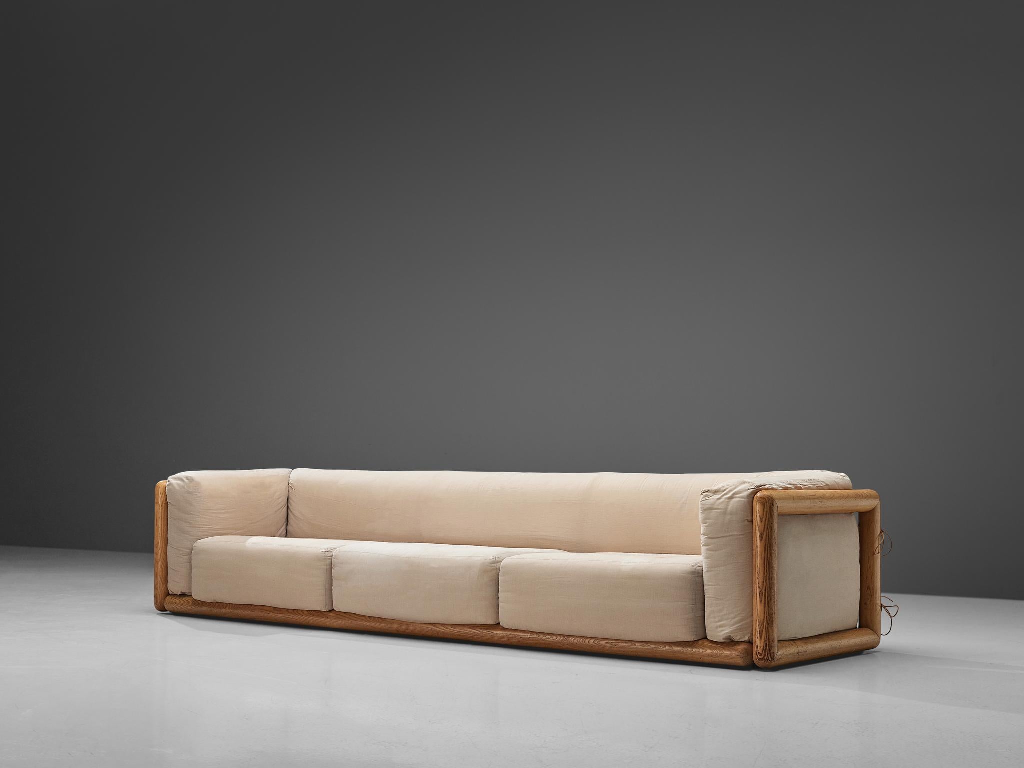 Carlo Scarpa pour Simon, canapé 'Cornaro', tissu beige, bois, Italie, 1973. 

Le canapé 