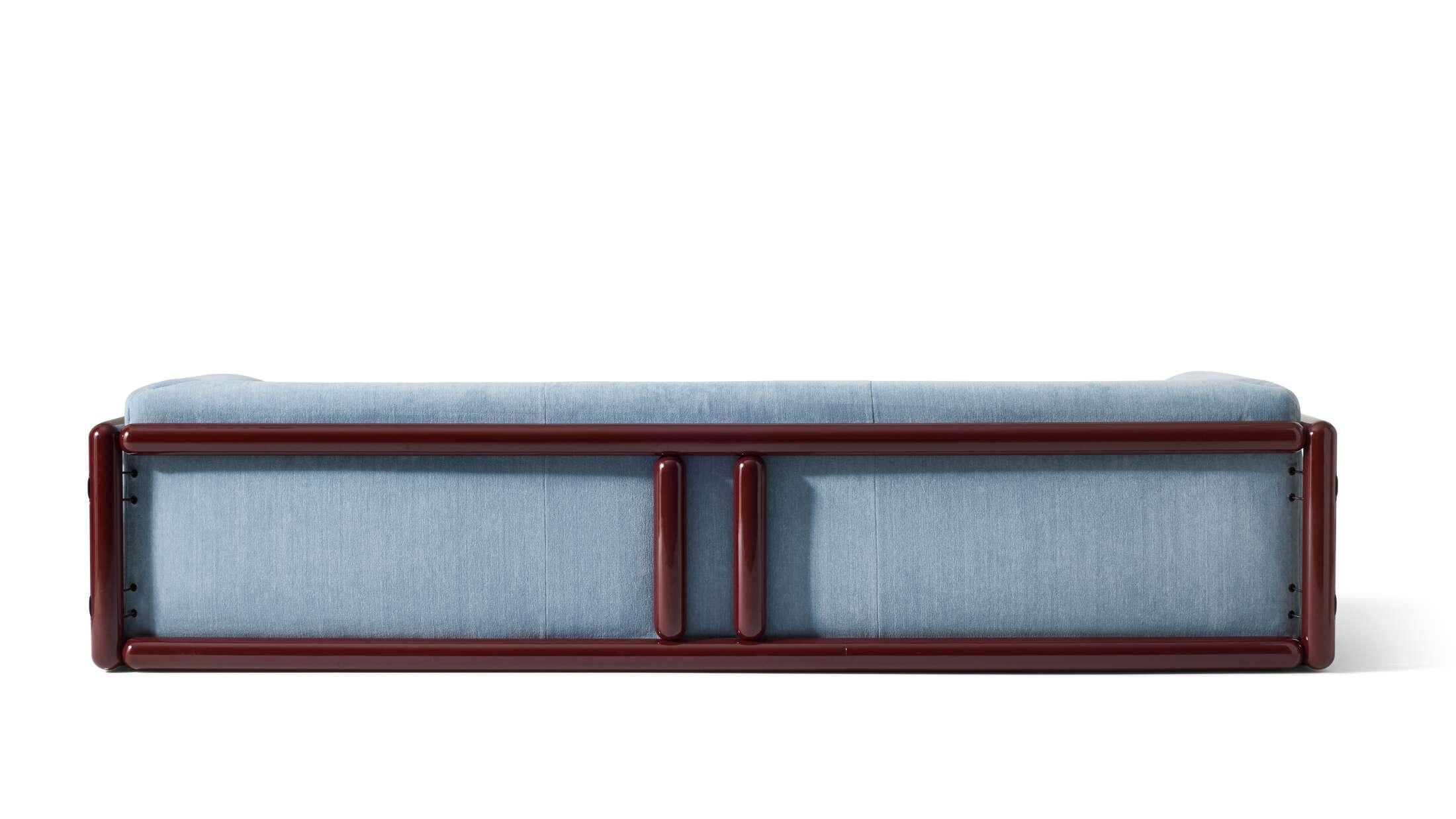 Carlo Scarpa Cornaro Three Seater Sofa 
Manufactured by Cassina

SCULPTURAL ELEGANCE

Geometric austerity encounters enveloping padding in this sofa designed by maestro Carlo Scarpa in 1973.

Based on the contrast between the wooden structure and