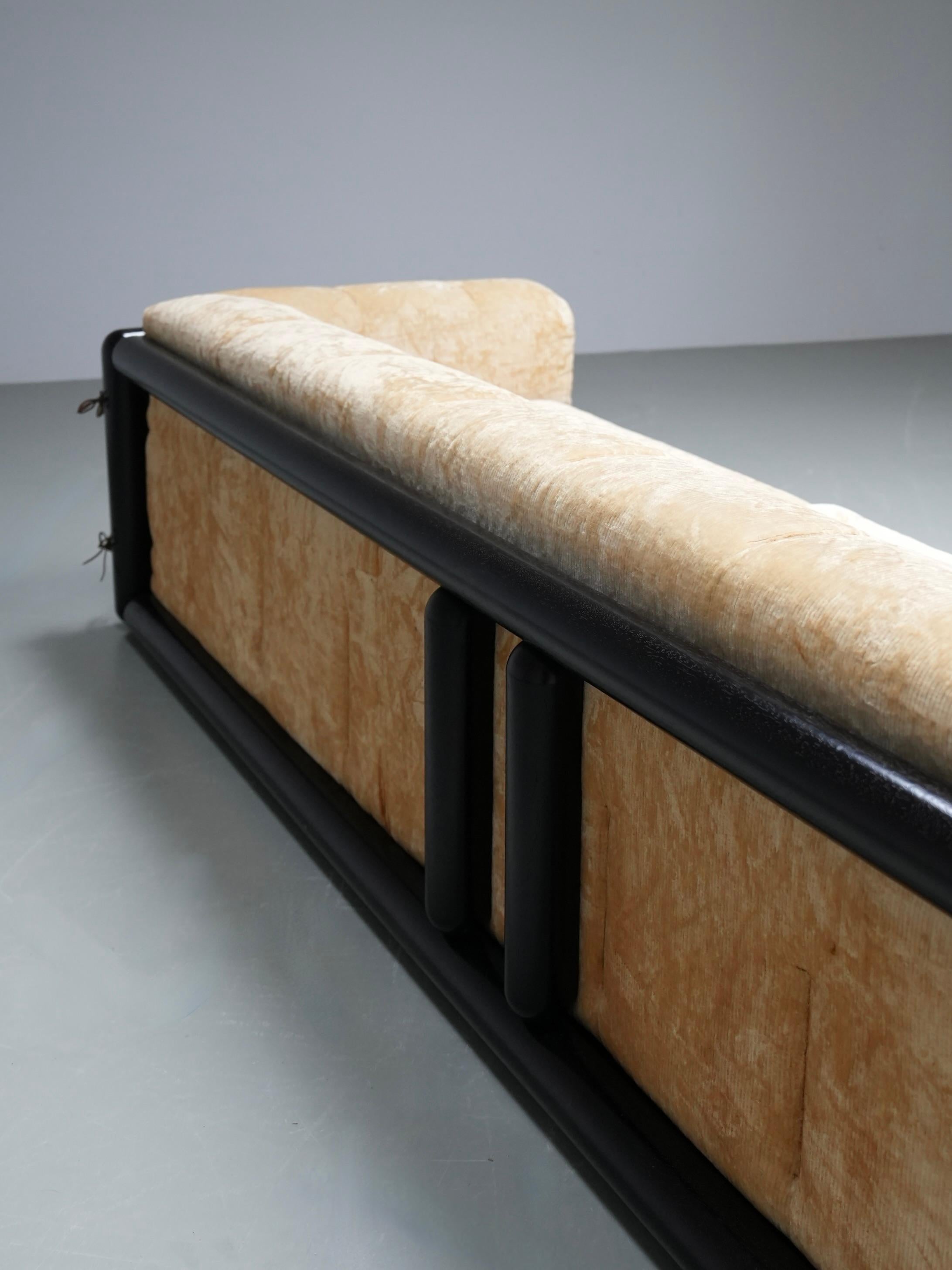 Divano a tre posti in velluto di Carlo Scarpa 