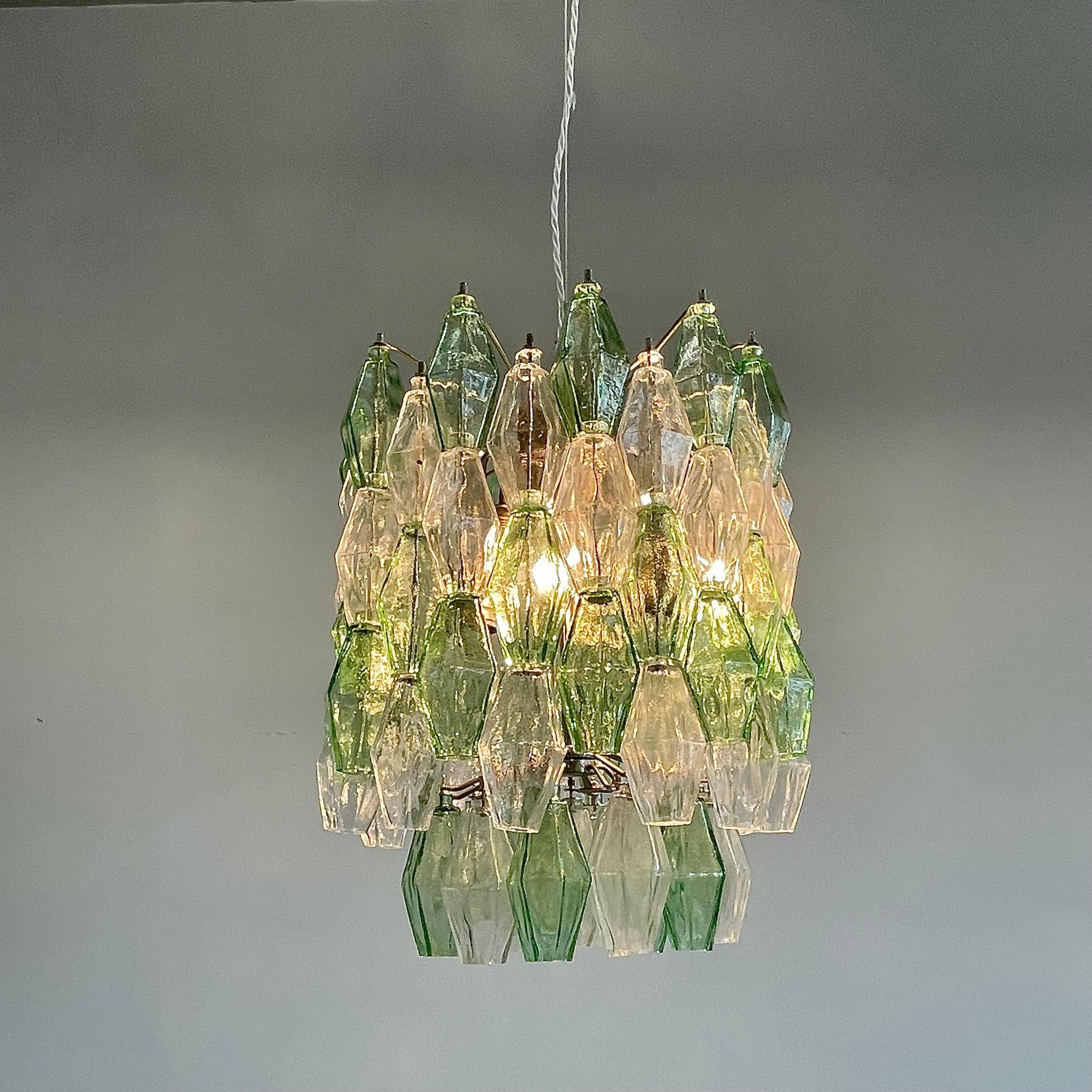 Lustre en verre vert/clair, conçu par Carlo Scarpa, Italie. Conçu à l'origine pour Venini.

Lustre polyédrique avec cadre métallique et pièces en verre polyédrique vert et transparent. Six douilles E27. Cadre signé 