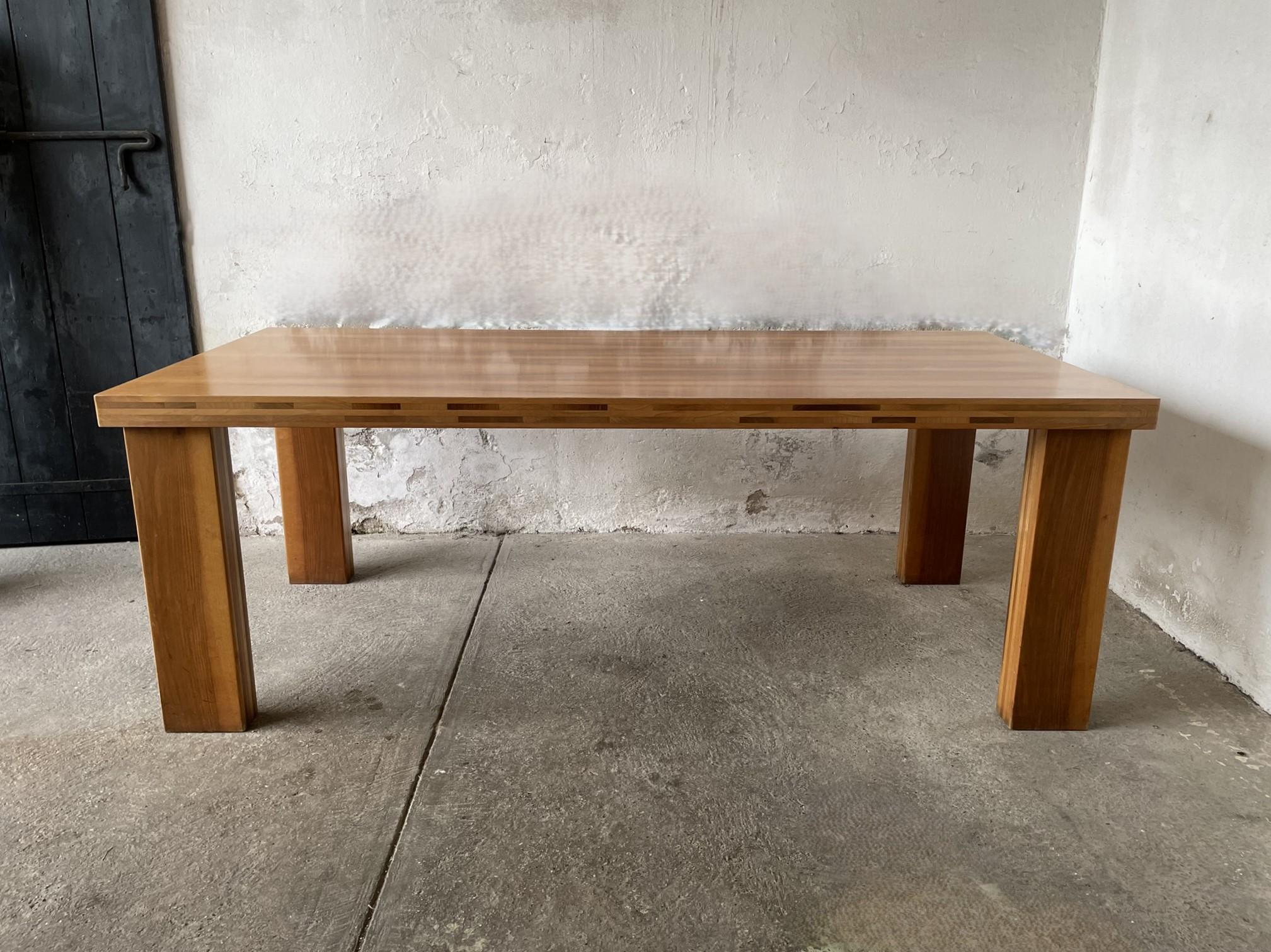 Carlo Scarpa Esstisch für Bernini, Italien, 70er-Jahre

Dieser Tisch wurde von Carlo Scarpa, einem bekannten italienischen Architekten und Designer, entworfen. Der Tisch zeichnet sich durch ein minimalistisches und elegantes Design aus, das die