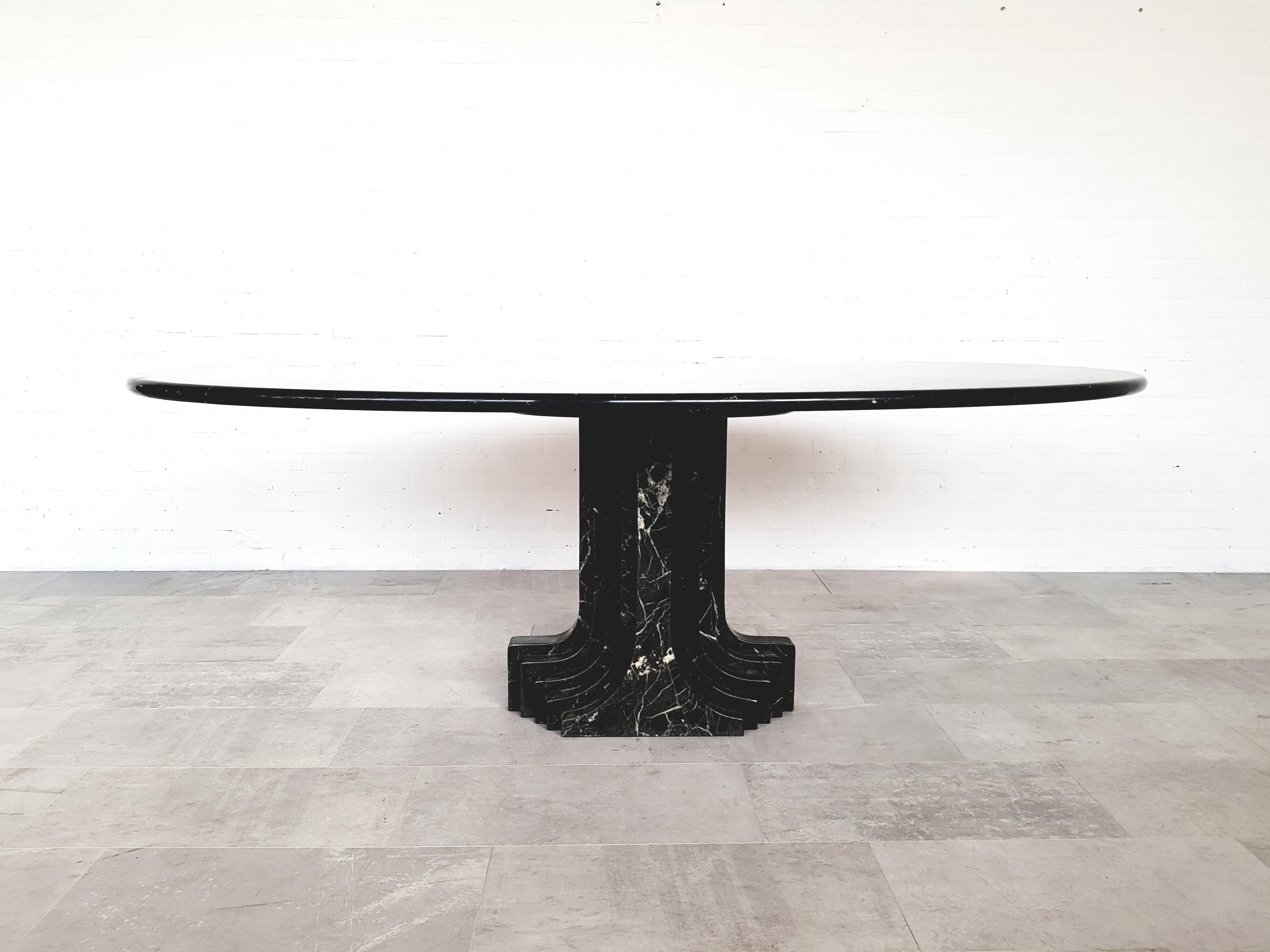Postmodern dining table in black marble.
Carlo Scarpa, Italy, 1970s.
Fits well in an eclectic Hollywood Regency interior inspired by Mario Bellini, Florence Knoll or Angelo Mangiarotti.
