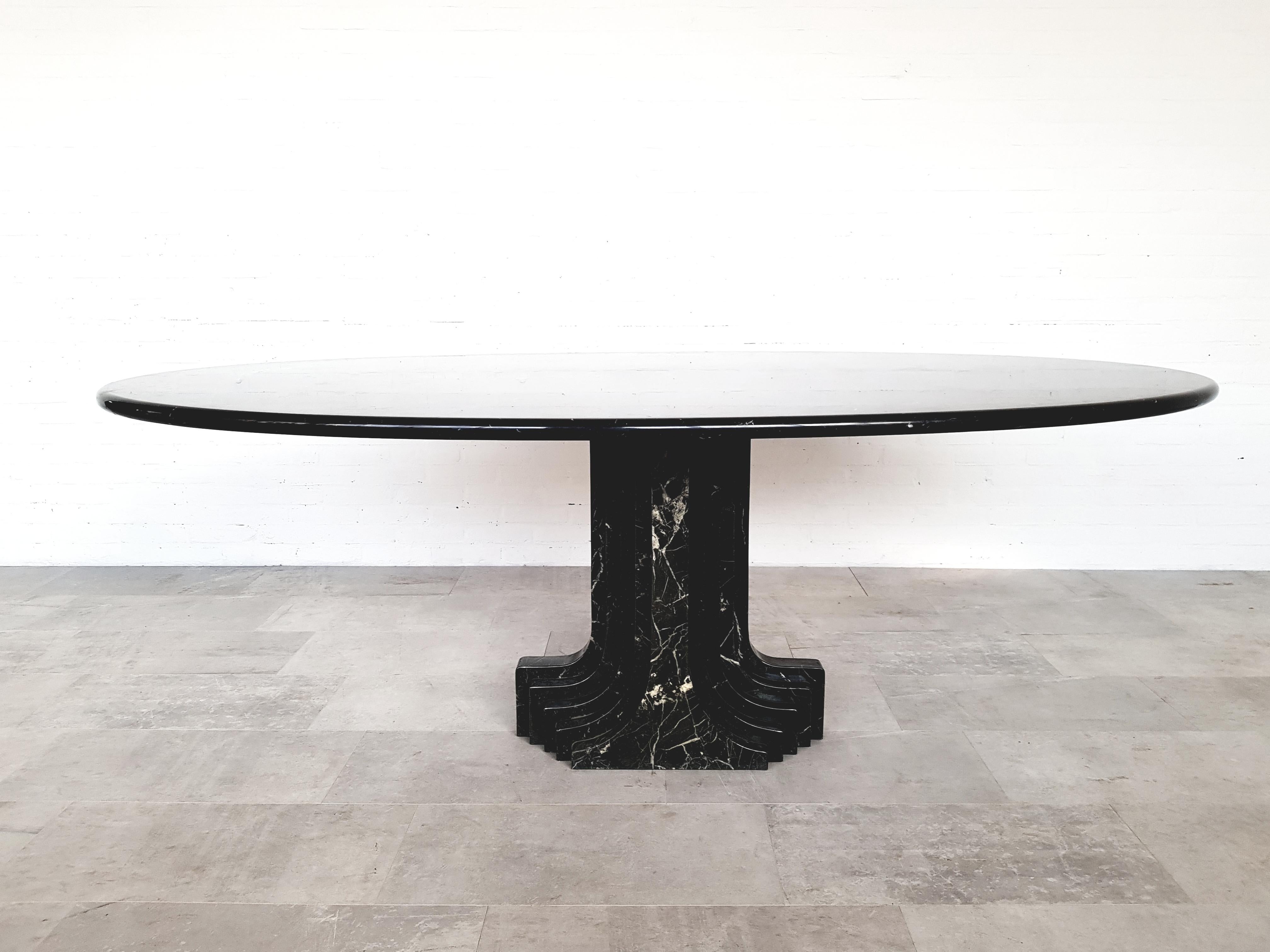 Carlo Scarpa Dining Table in Nero Marquina Marble In Excellent Condition In Antwerp, BE