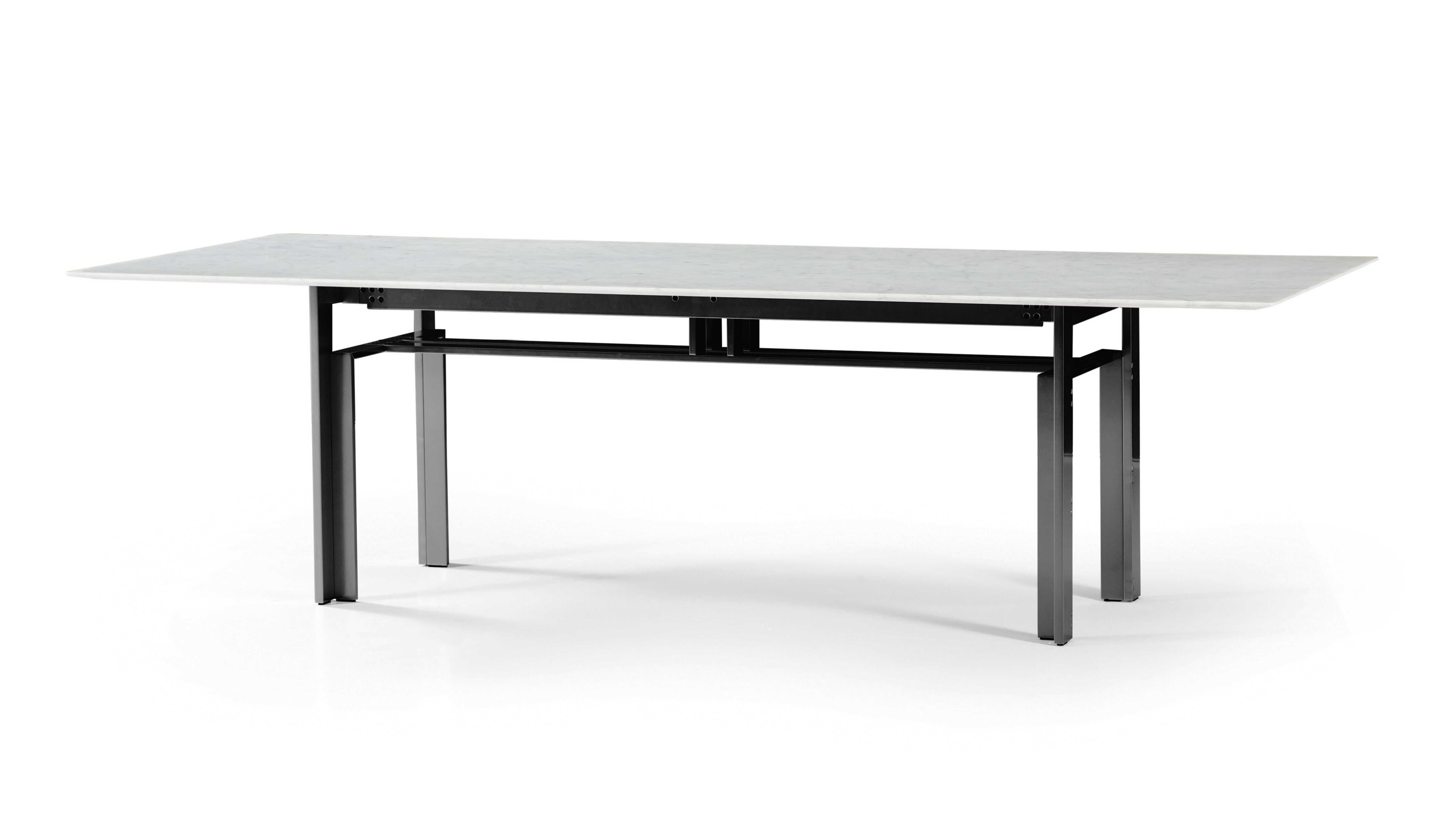 Tavolo Doge di Carlo Scarpa per Cassina 

Una struttura scultorea che è diventata un emblema del design italiano, un marchio di fabbrica del nuovo movimento ultrarazionale che alla fine degli anni '60 meditava di abbandonare le restrizioni del