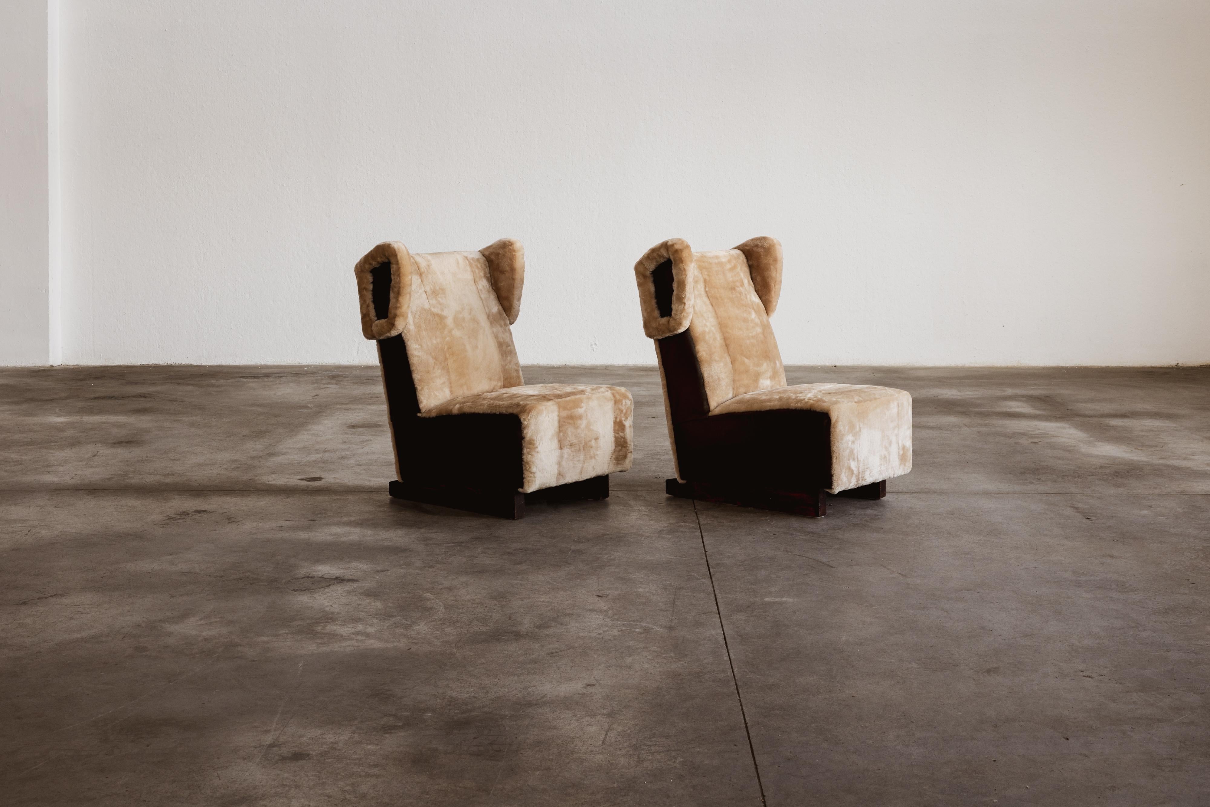 Sillones Edoardo Gellner, piel, cuero y madera, Italia, 1952, juego de dos.

Estos sillones son el resultado de las mentes creativas de Edoardo Gellner y Carlo Scarpa, una pieza única específica para la Casa Menardi de Cortina d'Ampezzo, en los