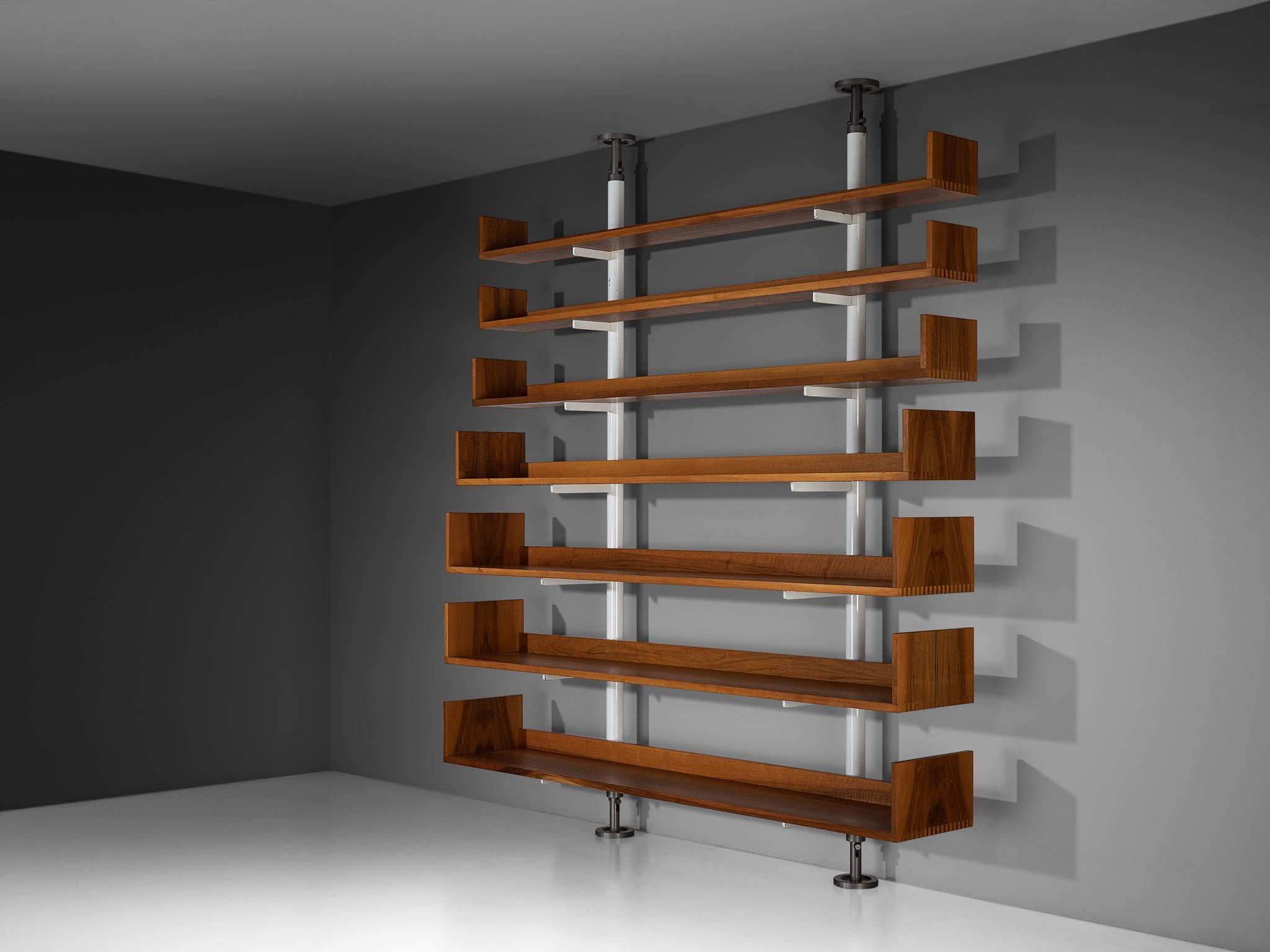 Carlo Scarpa pour Bernini, bibliothèque ou meuble mural, modèle '795', noyer, métal, Italie, design 1935, édition réalisée dans les années 1980

Superbe bibliothèque conçue par Carlo Scarpa pour Bernini. Ce meuble mural présente des étagères de