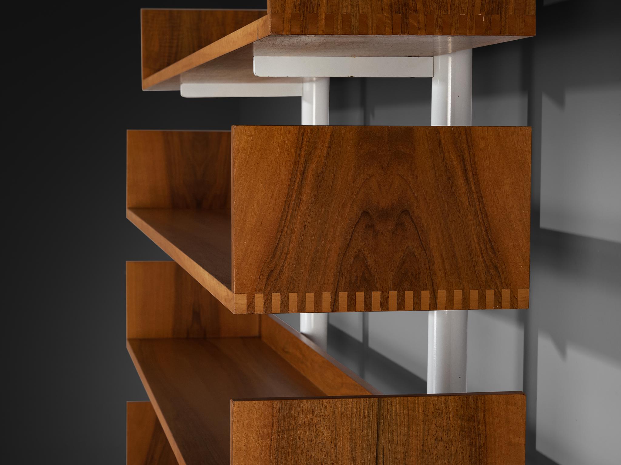 italien Bibliothèque '795' en métal et noyer de Carlo Scarpa pour Bernini en vente