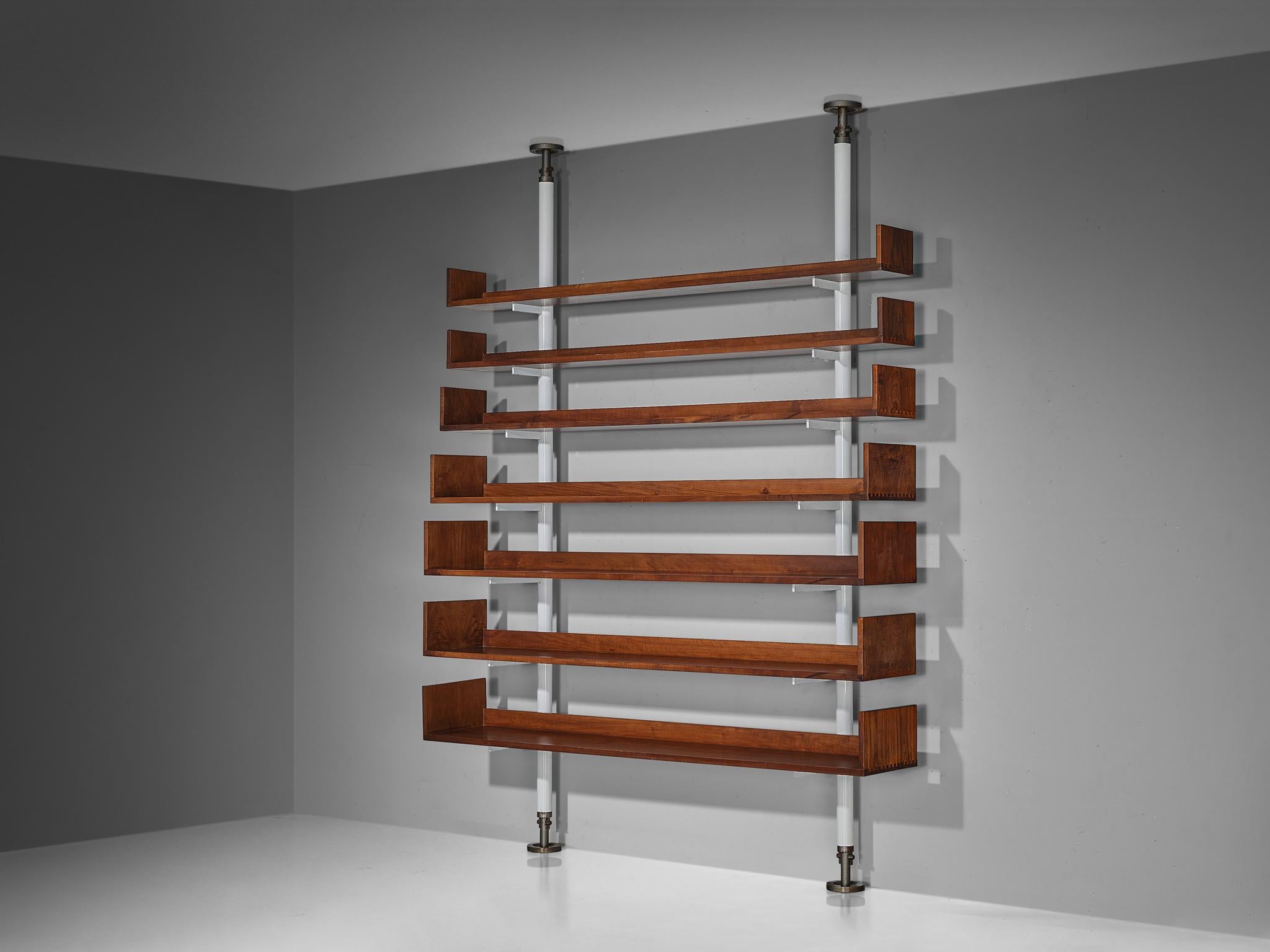Carlo Scarpa for Bernini, library or wall unit, model '795', walnut, metal, Italy, design 1935, edition made in 1980s

Stunning library designed by Carlo Scarpa for Bernini. This wall unit displays different sized shelved with book ends, creating a