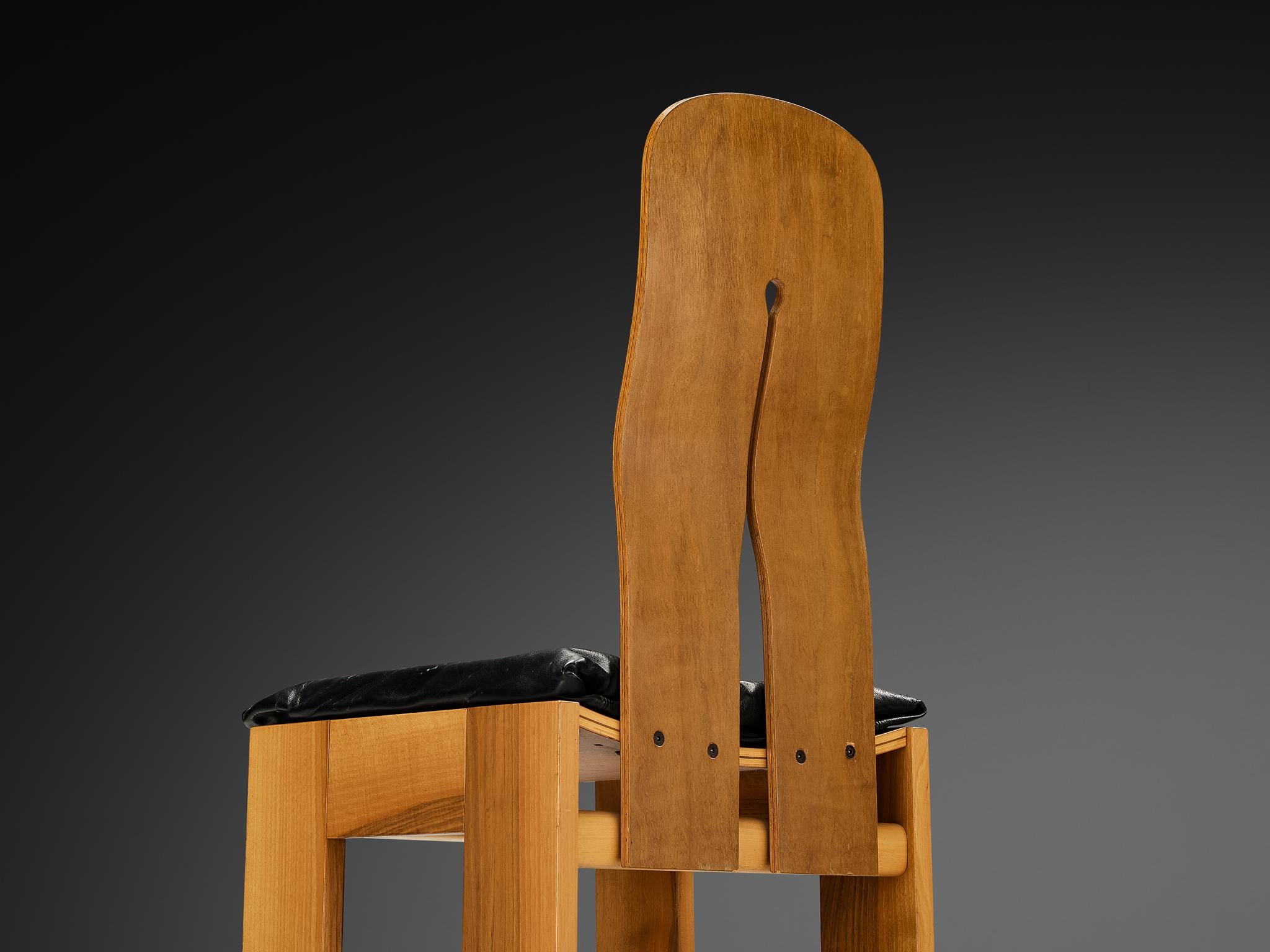 Carlo Scarpa für Bernini Esszimmerstuhl aus Nussbaum und schwarzem Leder (Moderne der Mitte des Jahrhunderts) im Angebot