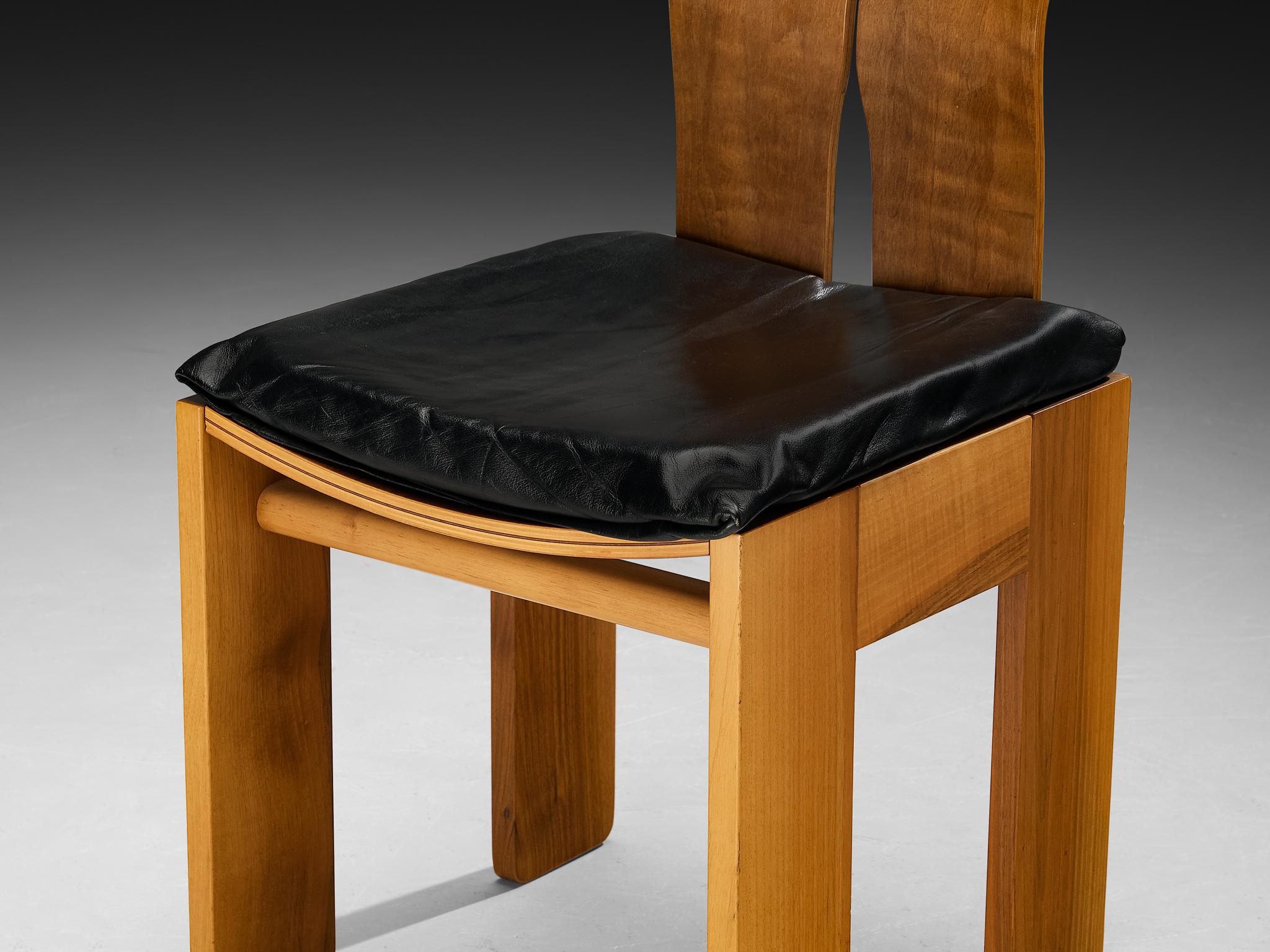 Carlo Scarpa für Bernini Esszimmerstuhl aus Nussbaum und schwarzem Leder (Italienisch) im Angebot