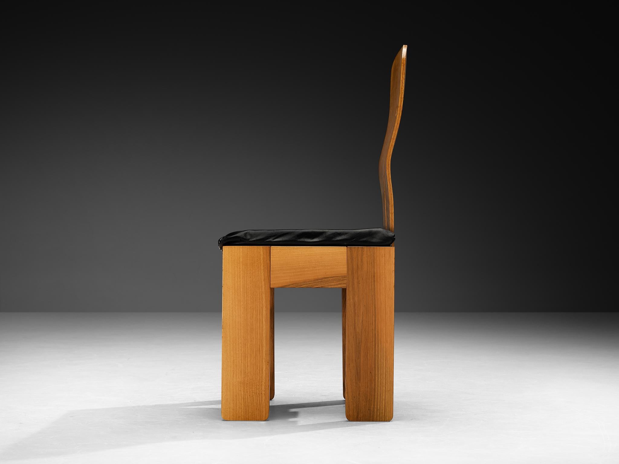 Carlo Scarpa für Bernini Esszimmerstuhl aus Nussbaum und schwarzem Leder (Frühes 20. Jahrhundert) im Angebot