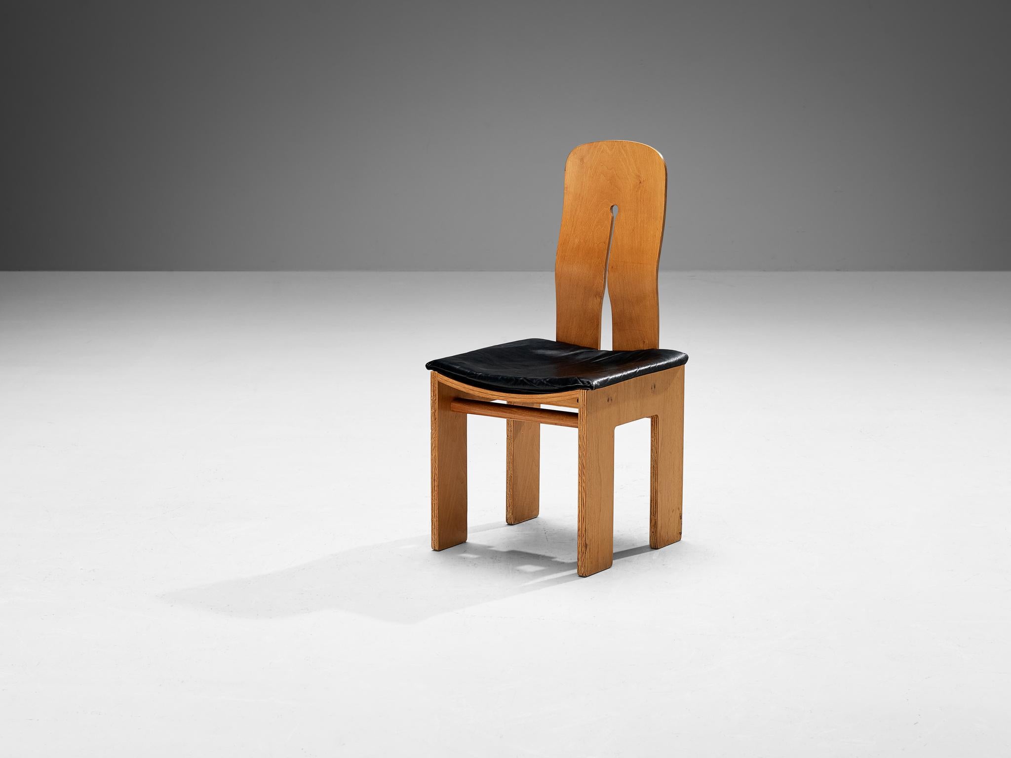 Carlo Scarpa for Bernini, dining chair model '765', walnut, black leather, design 1934, production 1970s

These well-proportioned chairs are designed by Carlo Scarpa in 1934, a design that was not produced until 1977. He exclusively created these