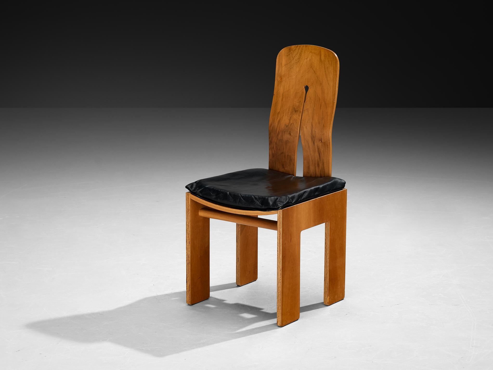 Carlo Scarpa for Bernini, dining chair model '765', walnut, black leather, designed in 1934, production in 1970s

This well-proportioned chair was designed by Carlo Scarpa in 1934, though it was not in production until 1977. He originally created