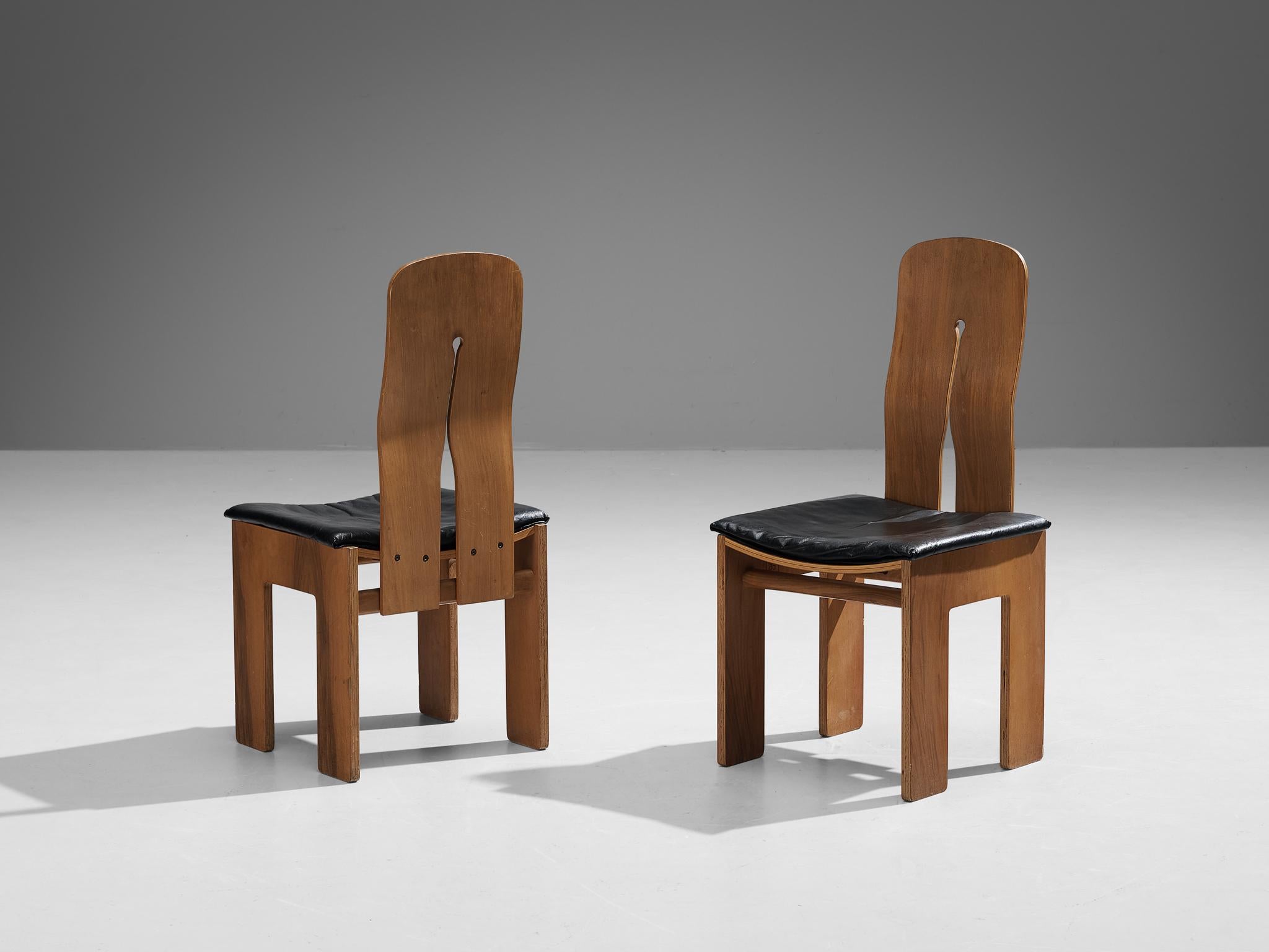 Italian Carlo Scarpa for Bernini Set of Four Dining Chairs in Walnut and Leather 