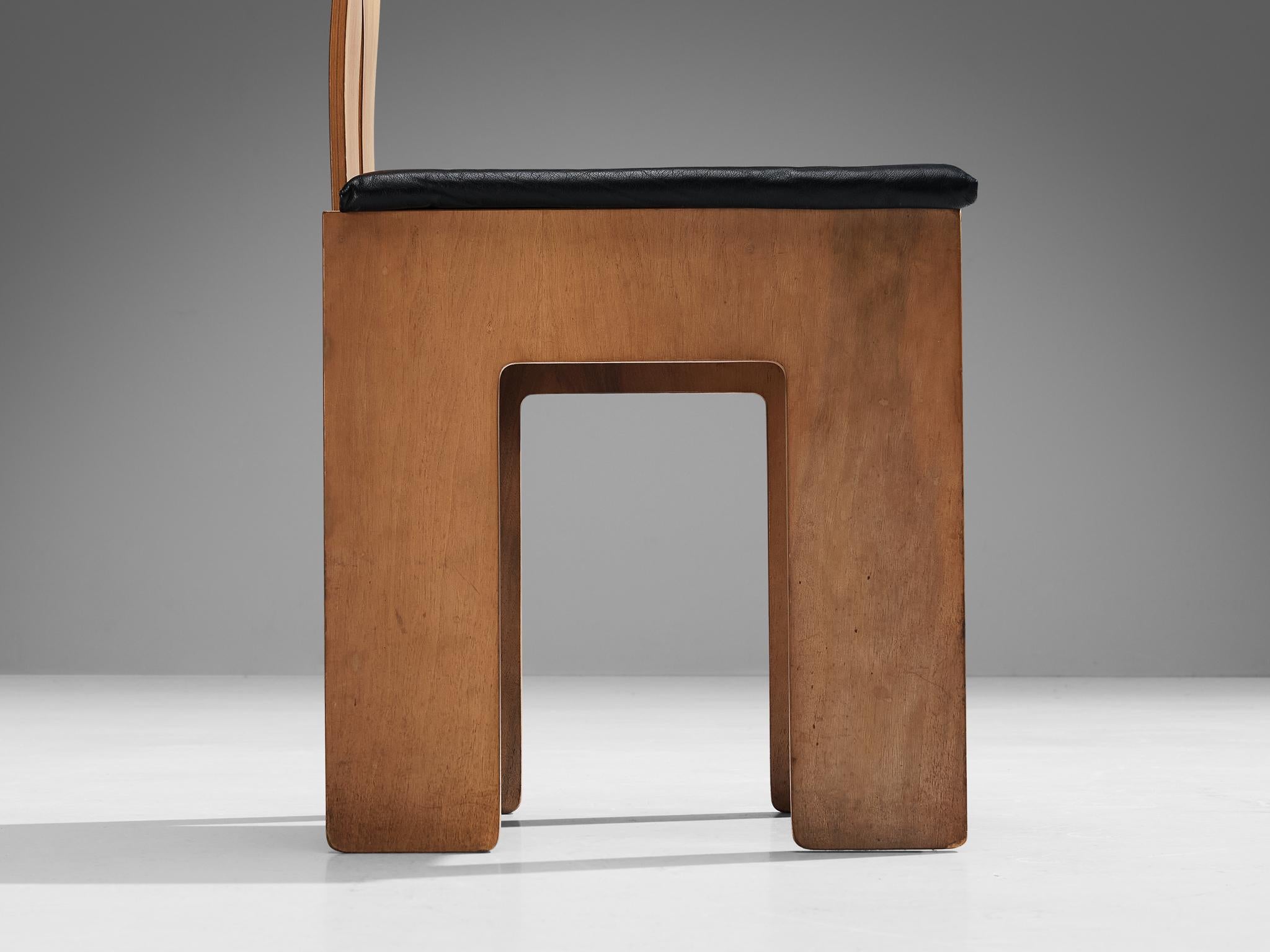 Carlo Scarpa for Bernini Set of Four Dining Chairs in Walnut and Leather  1