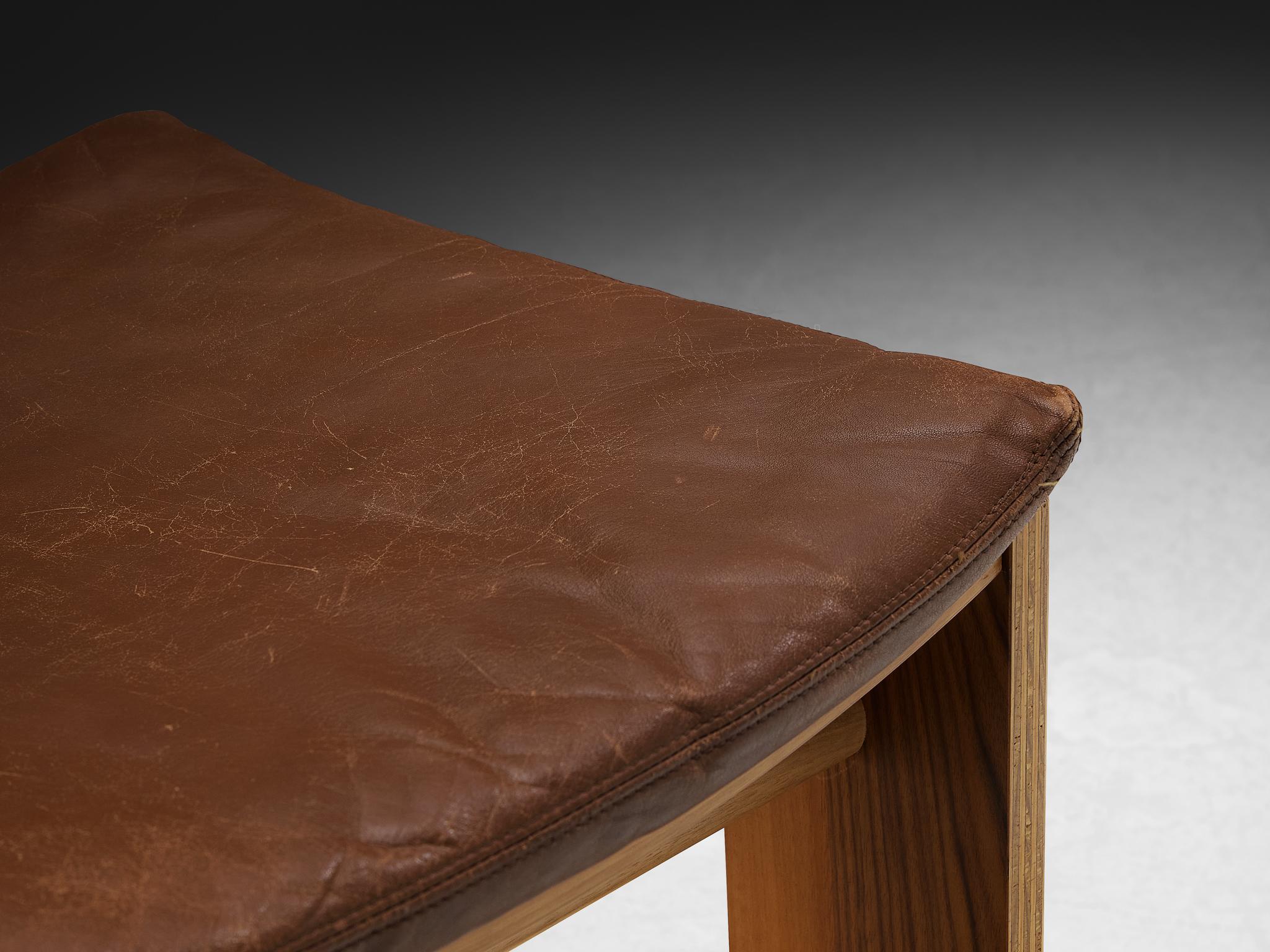 Carlo Scarpa per Bernini Set di sei sedie da pranzo in noce e pelle marrone in vendita 3