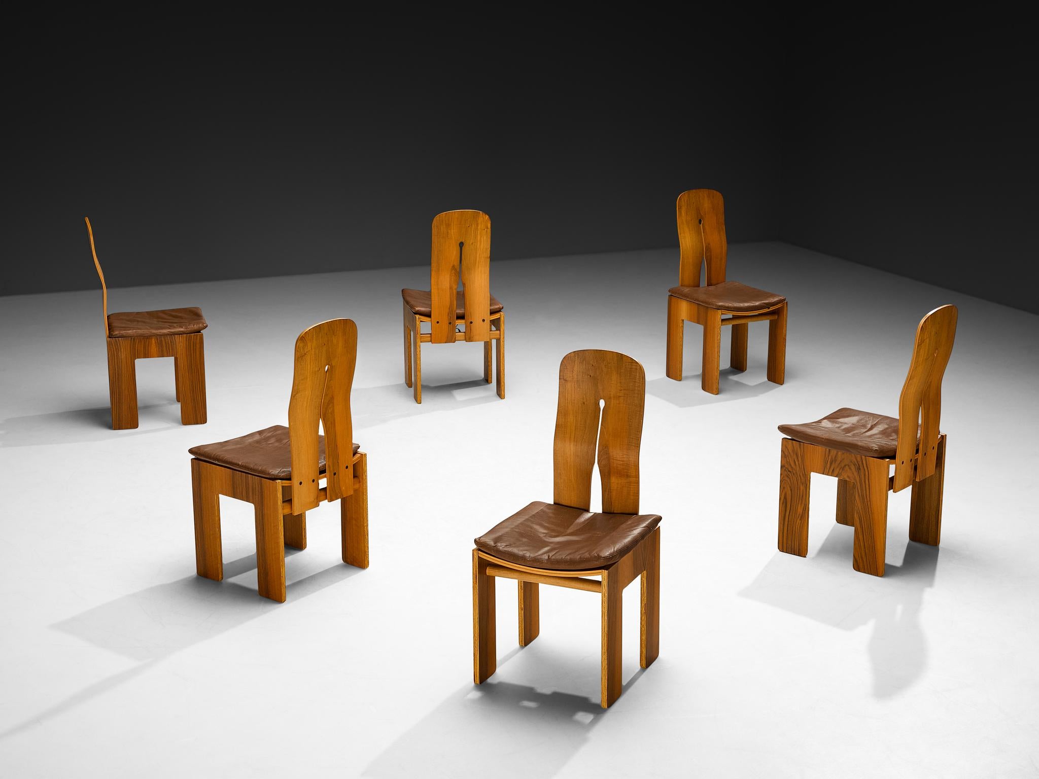 Carlo Scarpa per Bernini Set di sei sedie da pranzo in noce e pelle marrone in vendita 1