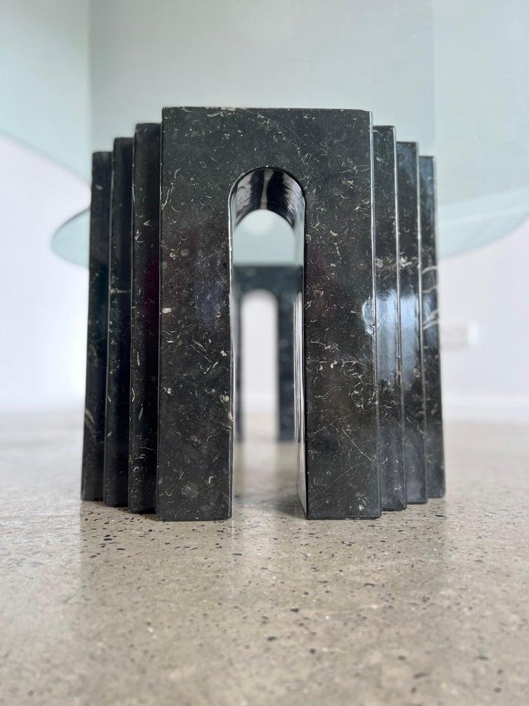 Tisch aus schwarzem Carrara-Marmor von Carlo Scarpa, mit kunstvoll geformter Glasplatte, Italien um 1970 in perfektem und originalem Zustand. Zwei verschiedene Möglichkeiten, die Basis zu platzieren. Abmessungen: mit Glasplatte 120 x 80 x 40cm. der