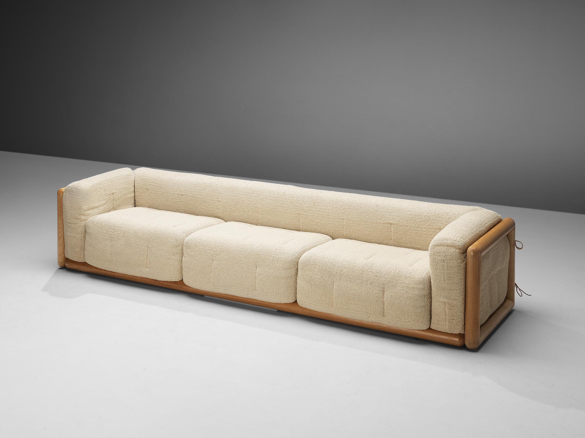 Carlo Scarpa for Simon Collezione, 'Cornaro' sofa, off-white fabric, ash, Italy, 1973

The 'Cornaro' sofa by Carlo Scarpa is a perfect example of the Ultrarazionale style; breaking away from the strict limits of Rationalism, resulting in a sofa with