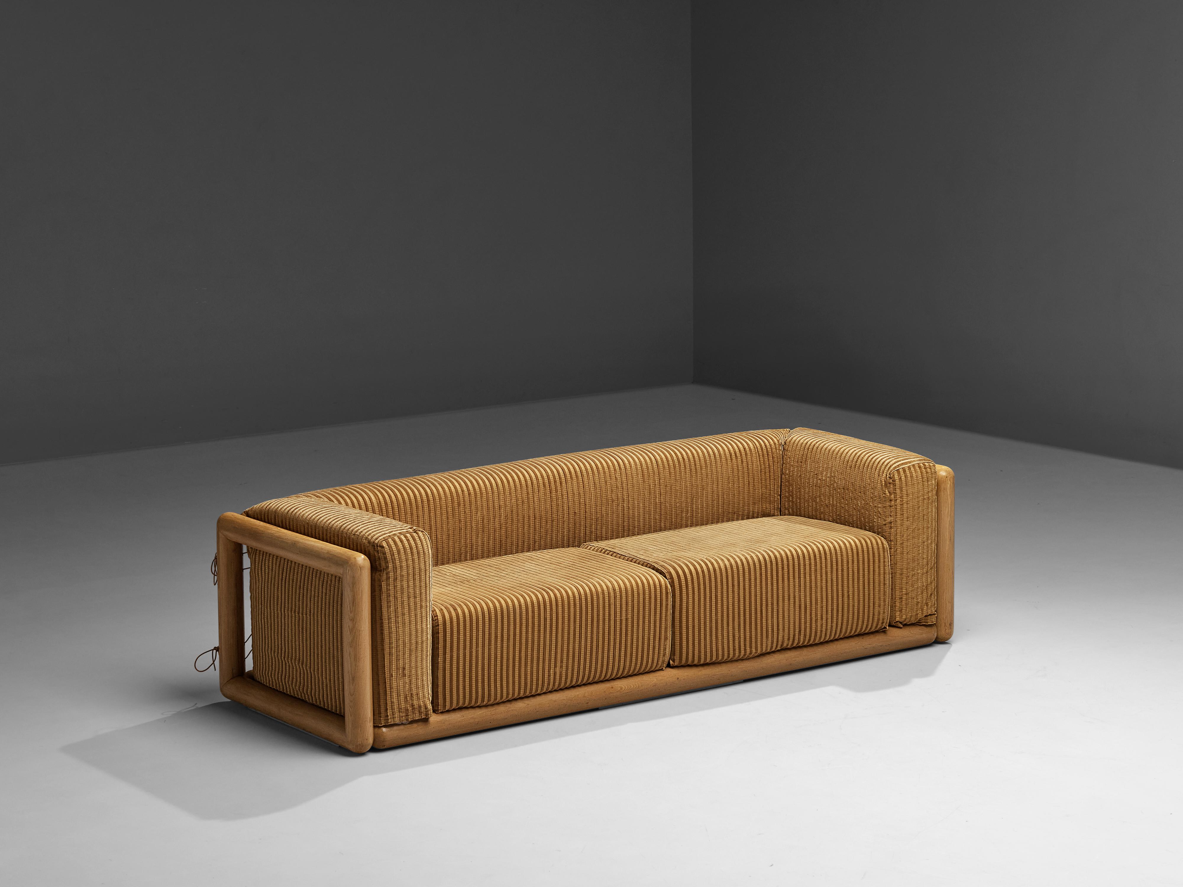 Carlo Scarpa for Simon, sofa model 'Cornaro', ash, fabric upholstery, Italy, designed in 1973

The 'Cornaro' sofa by Carlo Scarpa is a perfect example of the Ultrarazionale style; breaking away from the strict limits of Rationalism, resulting in a