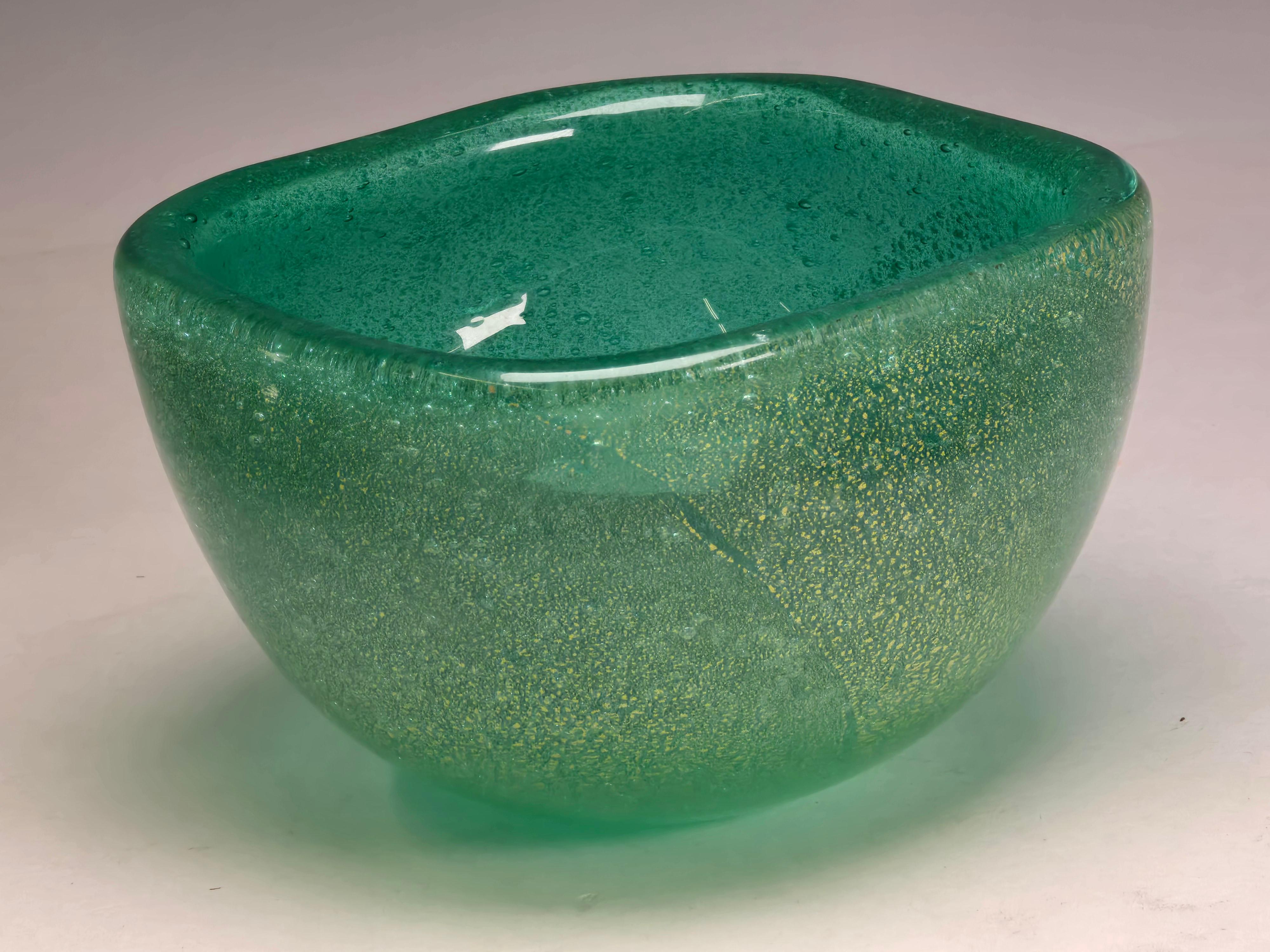 Bol soufflé à la main conçu par l'architecte italien Carlo Murano pour la prestigieuse société de verre de Murano Venini.   Un bol rond aux côtés aplatis d'une belle couleur vert de mer avec du verre bollicine à l'intérieur recouvert d'une feuille