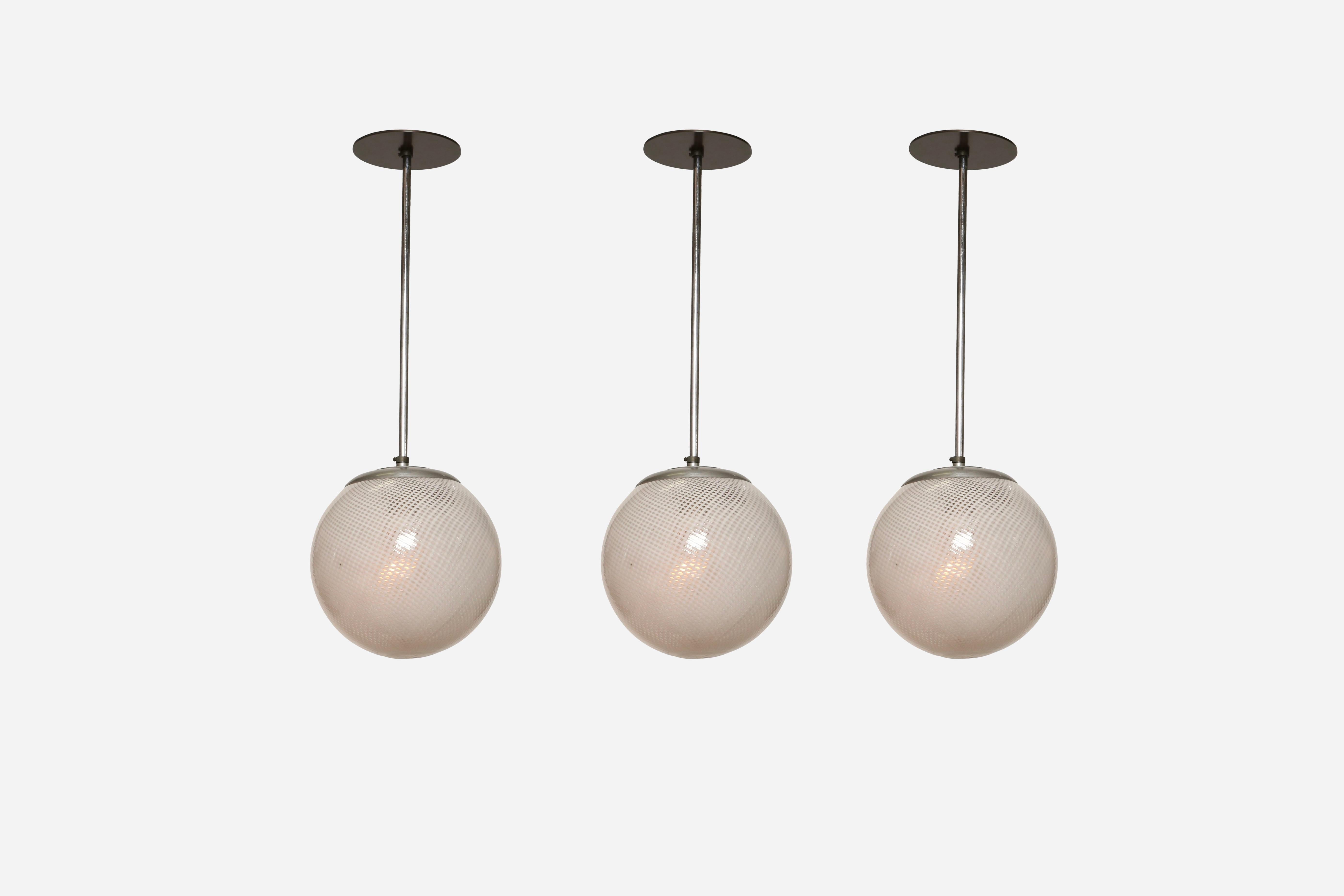 Carlo Scarpa for Venini ceiling lights
Model 5258
Italy 1940s
Handblown glass, brass
Exquisite glass making technique.
Price is for one light.
Five lights are available.
FREE US rewiring upon request.
FREE US Continental shipping.
NO TARIFFS, Duties