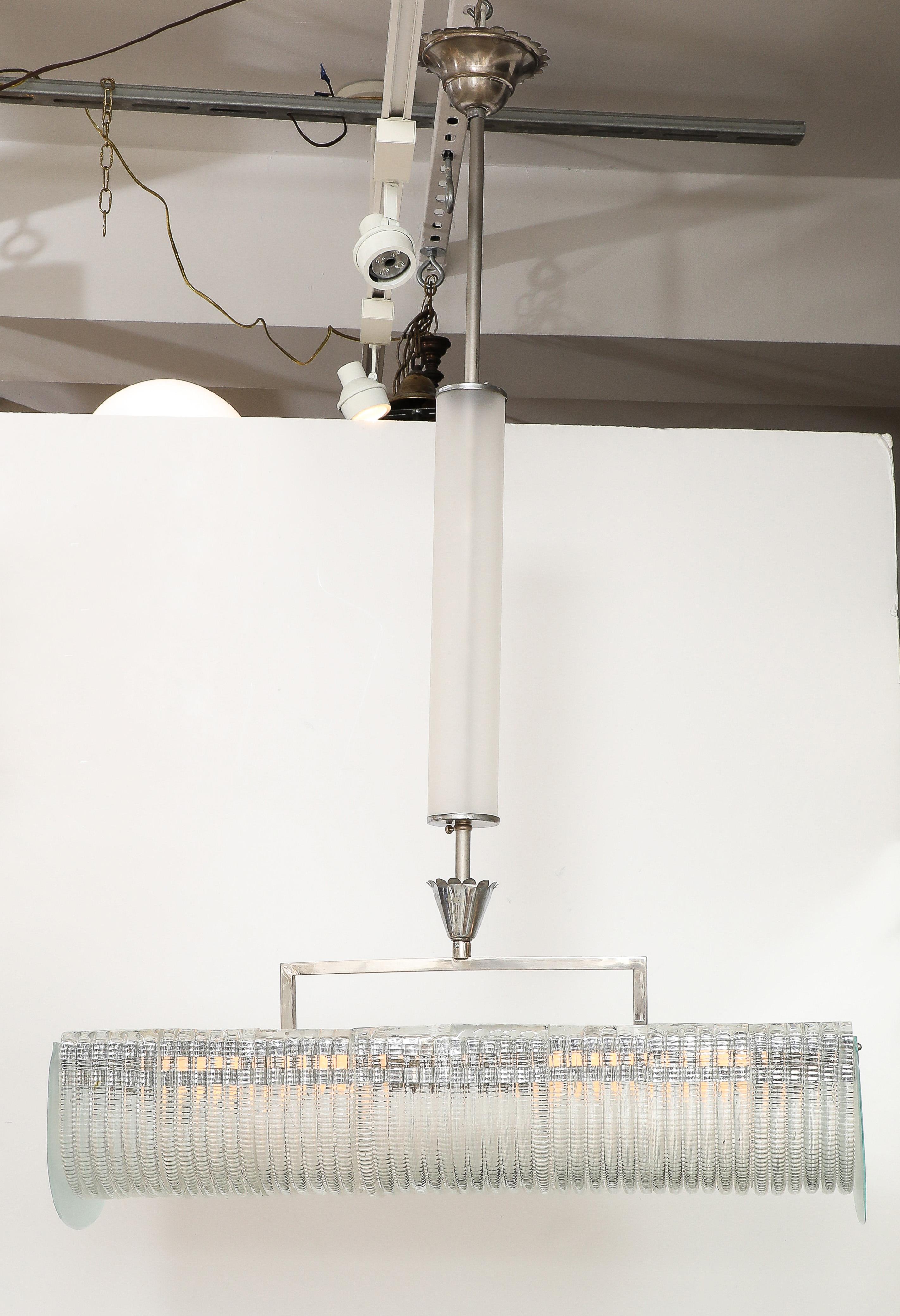 Carlo Scarpa per Venini, lampadario Art Deco di forma rettangolare, unico nel suo genere, risalente agli anni '30 circa. Una struttura minimalista placcata in nichel con una fila di otto spessi elementi in vetro tagliato a mano, con una lampadina