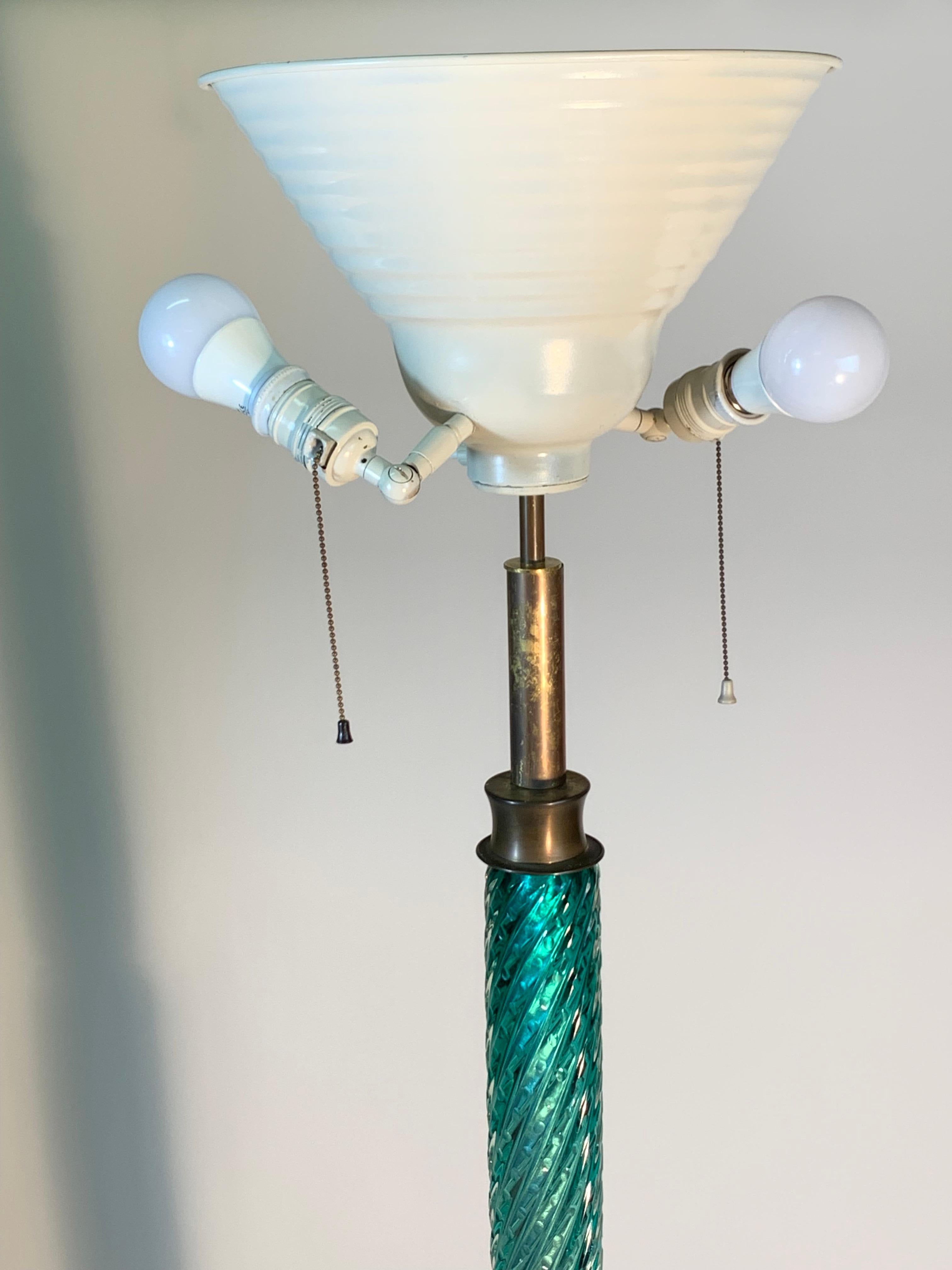 Carlo Scarpa pour Venini lampadaire italien en verre spiralé vert du milieu du siècle dernier 13