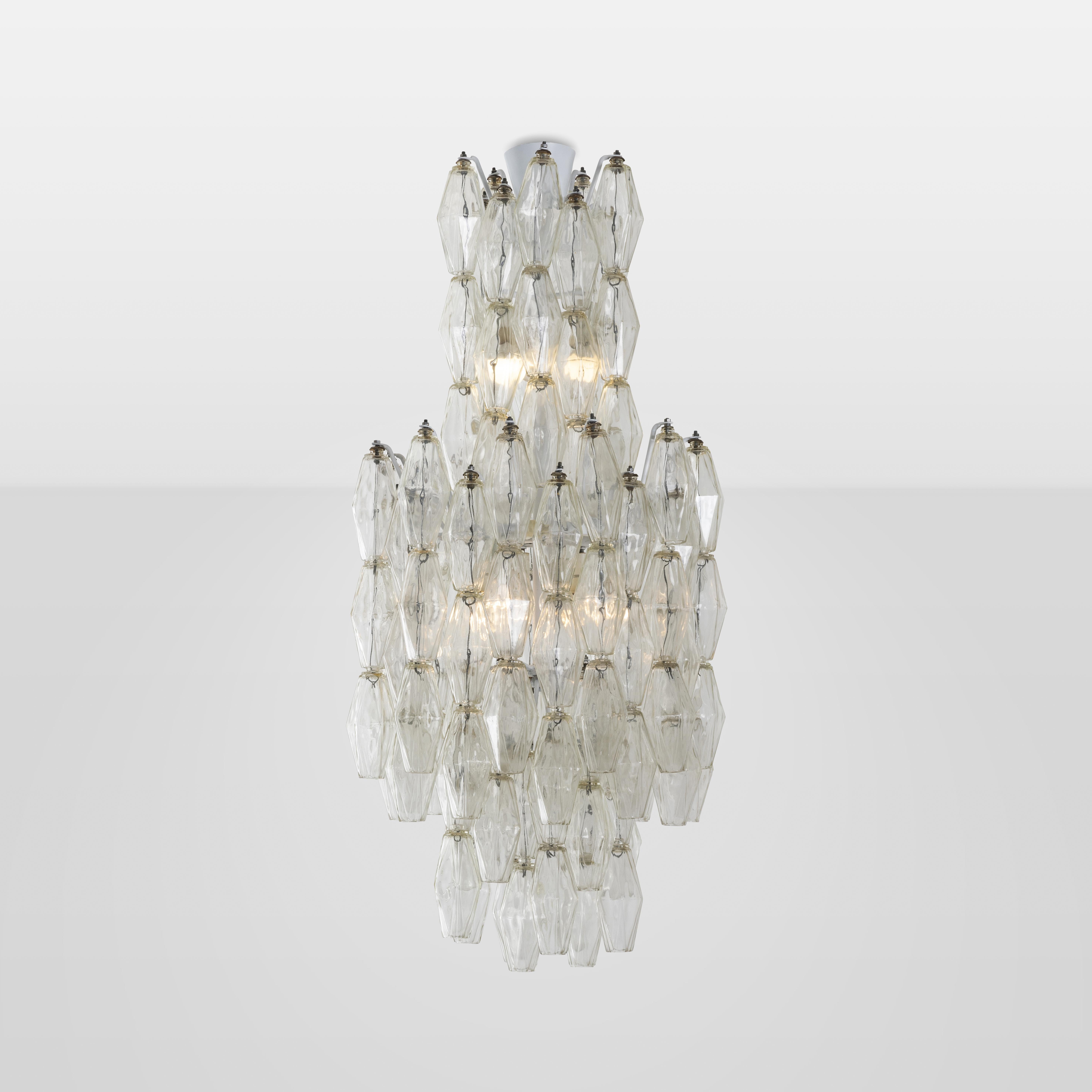 A great classic of Carlo Scarpa's creations for Venini is the system of elements called Poliedri: a clever and elegant system for modeling lighting in shapes from time to time suited to spaces. This chandelier is original from the 1960s with the