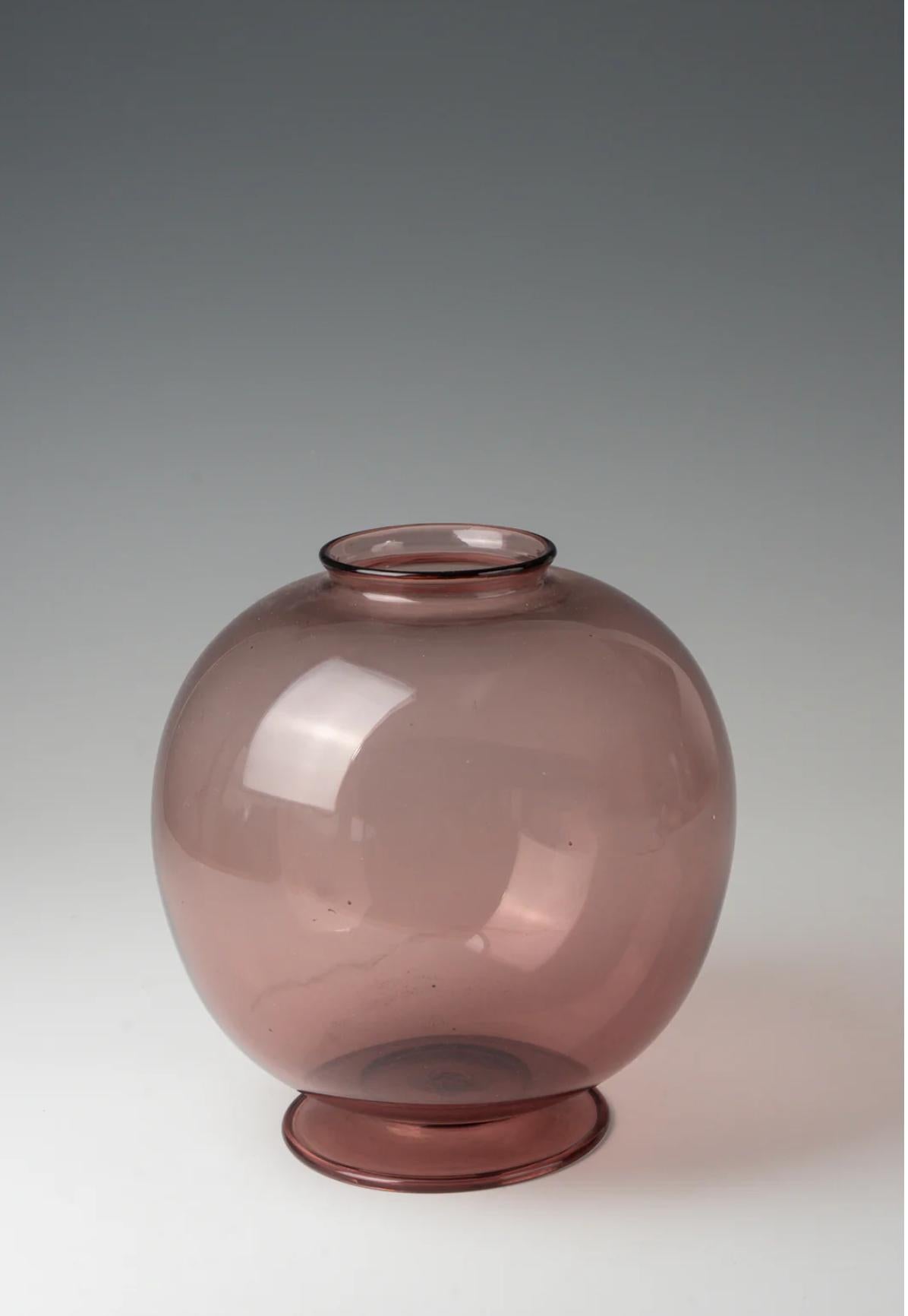 Vittorio Zecchin, 'Incamiciato' vase, ca. 1930 from the sample room Pauly
Early vase for Venini. Thin walled purple clear glass sphere shape with disc base. Height about 22 cm and diameter about 21.5 cmP.

Perfect condition

