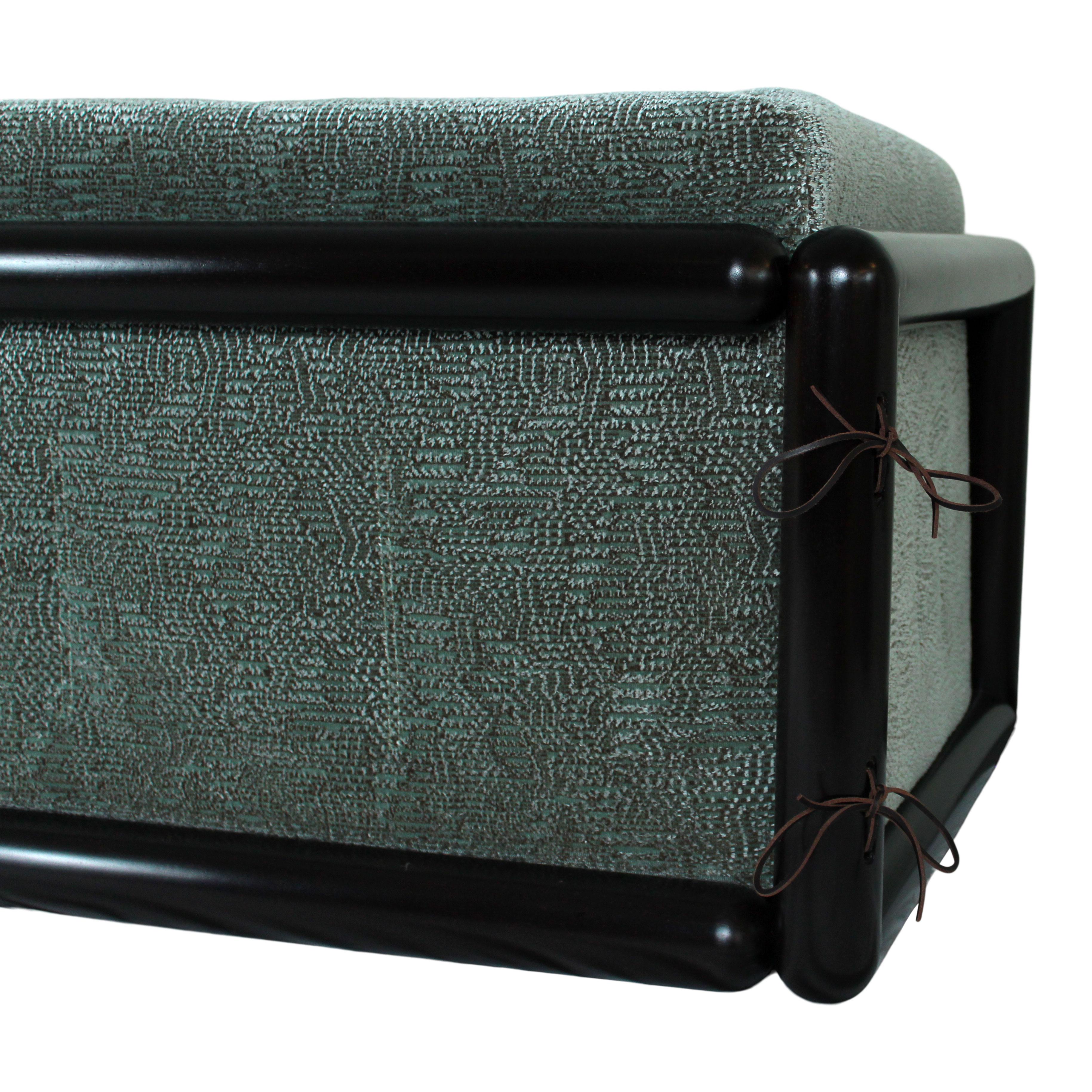 Carlo Scarpa Sofá Cornaro de madera de iroko y terciopelo jacquard para Studio Simon, 1974 en venta 4