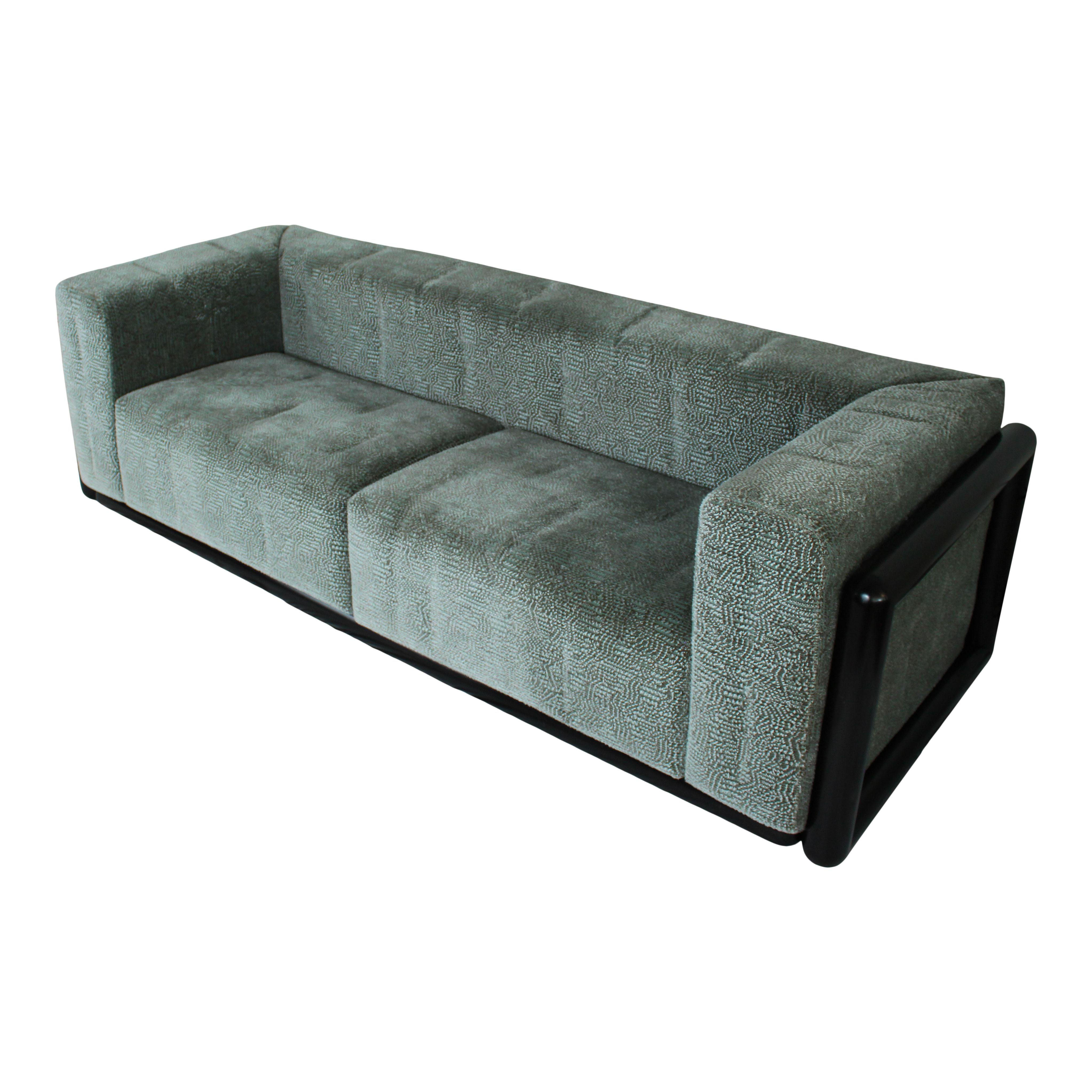 Sofá Cornaro de dos plazas, diseñado por Carlo Scarpa y fabricado por Studio Simon en 1974.

De madera de iroko, espuma y terciopelo jacquard azul claro de Zimmer + Rohde.

Totalmente restaurada en Italia.

Nacido en Venecia el 2 de junio de 1906,