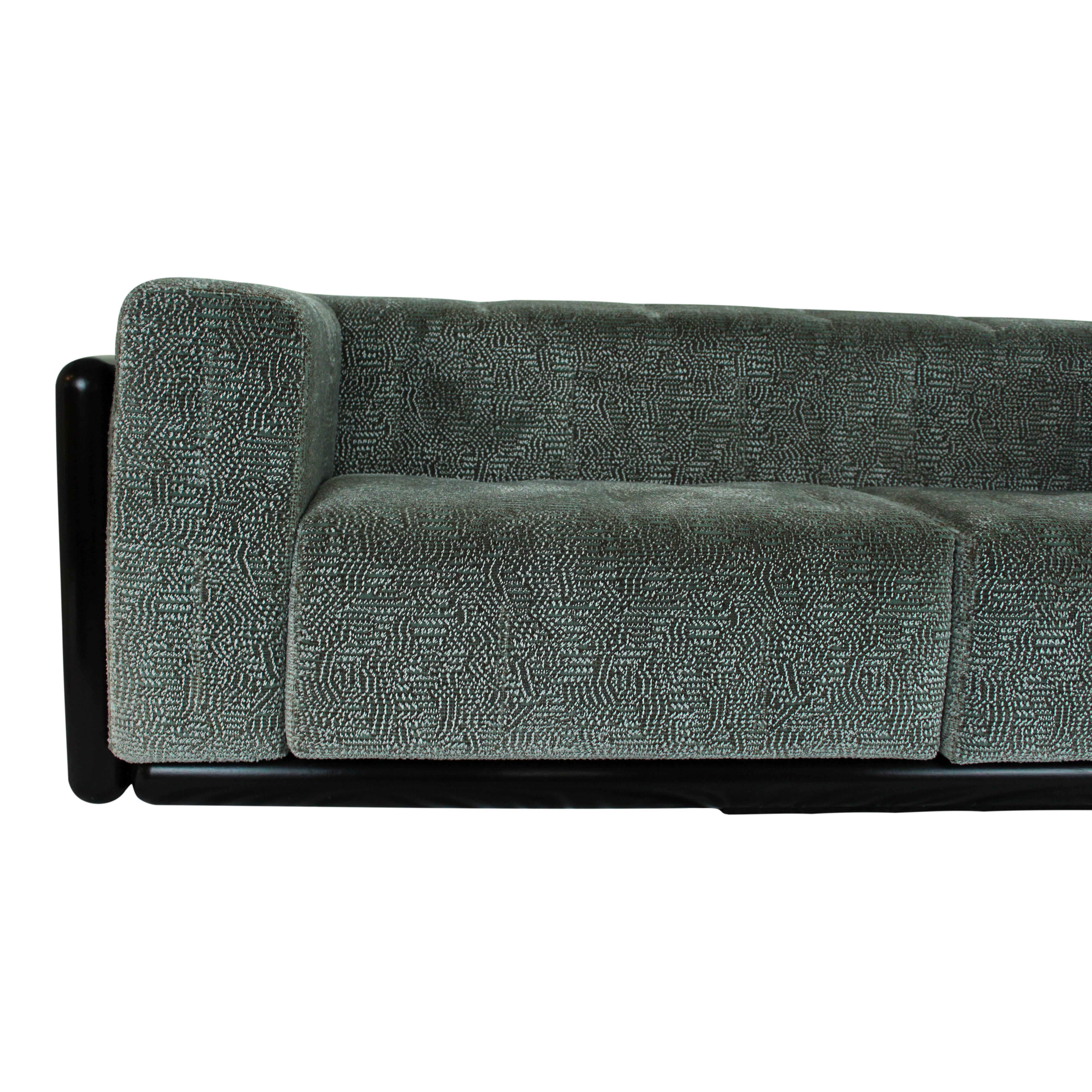 Carlo Scarpa Sofá Cornaro de madera de iroko y terciopelo jacquard para Studio Simon, 1974 Chenille en venta