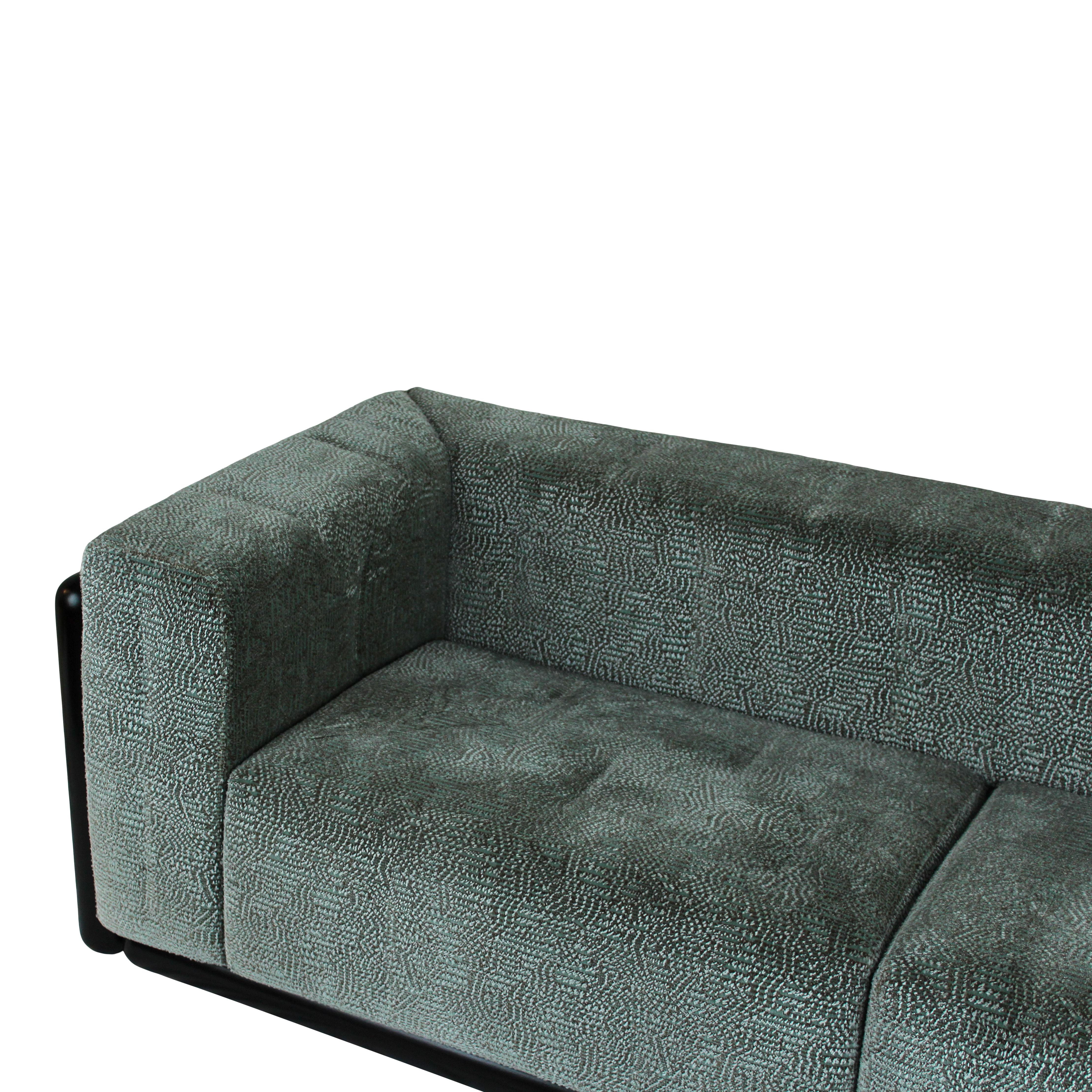 Carlo Scarpa Sofá Cornaro de madera de iroko y terciopelo jacquard para Studio Simon, 1974 en venta 1