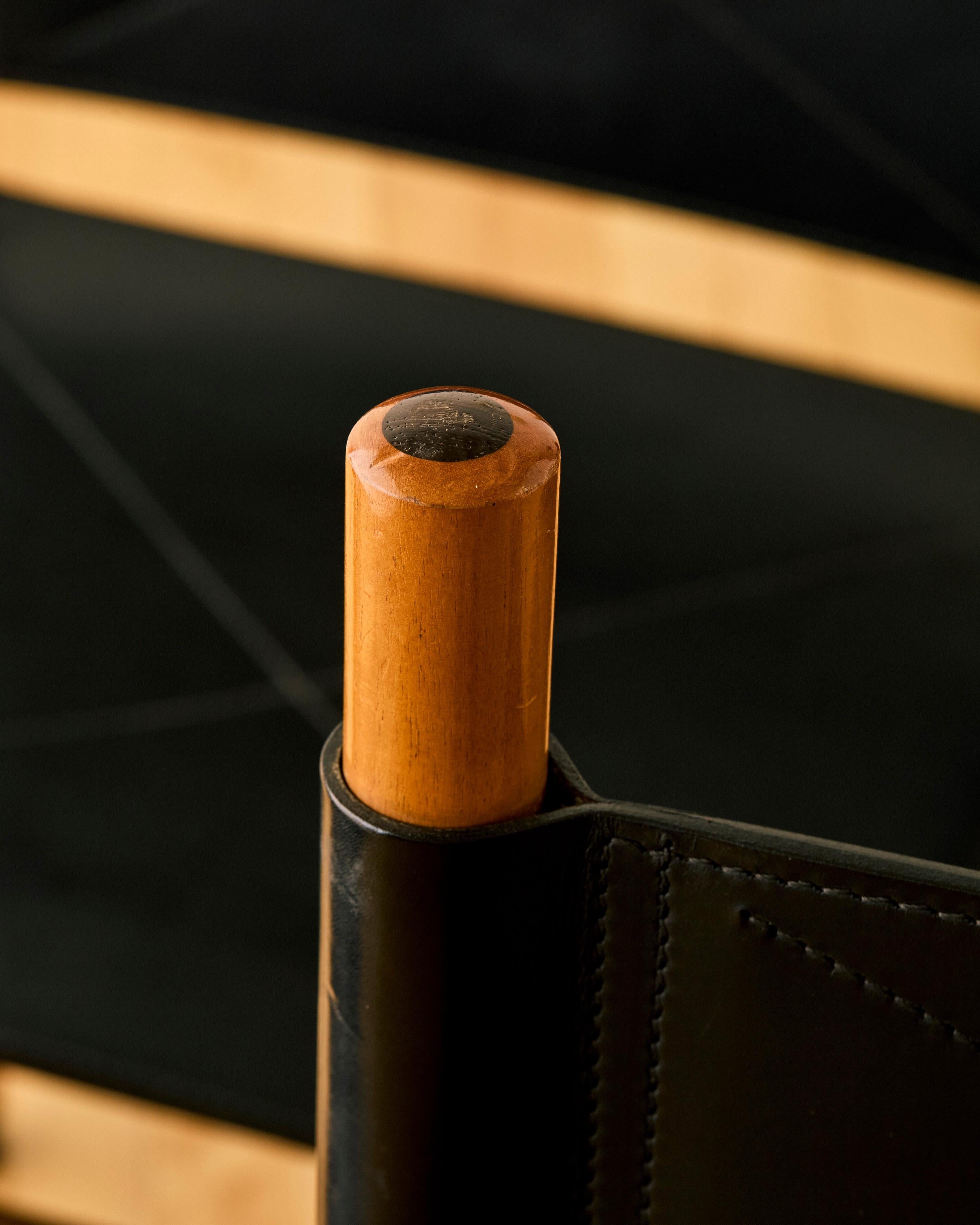 Carlo Scarpa 'Kentucky' Satz von vier Esszimmerstühlen (Leder) im Angebot