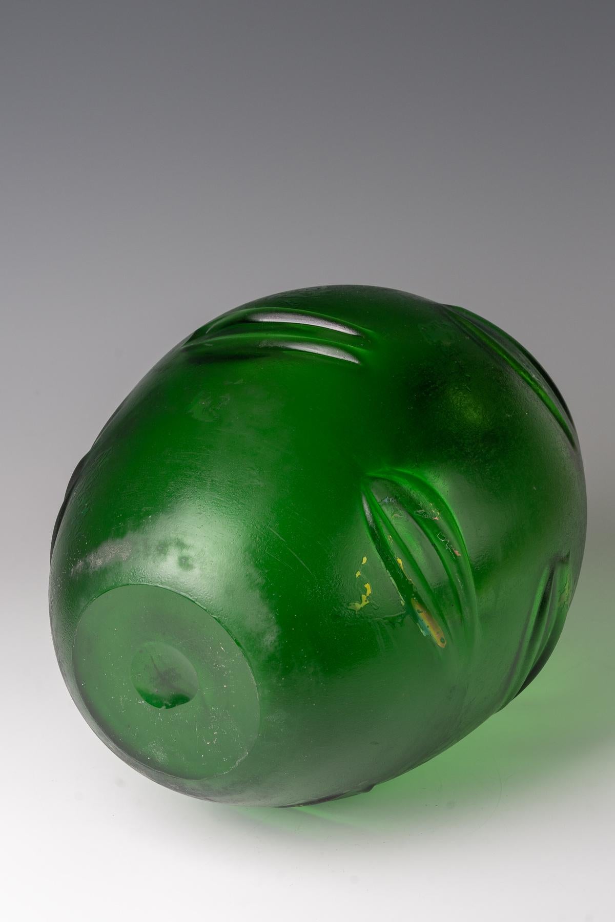 Carlo Scarpa (1906-1978), 'Corroso a rilievi', ca. 1938
Model No. 3695
vidrio verde ligeramente iridizado con relieves aplicados
producido por Venini & C., Murano, Italia
36 × 28 cm
firmado con sello al ácido de dos líneas en la parte inferior