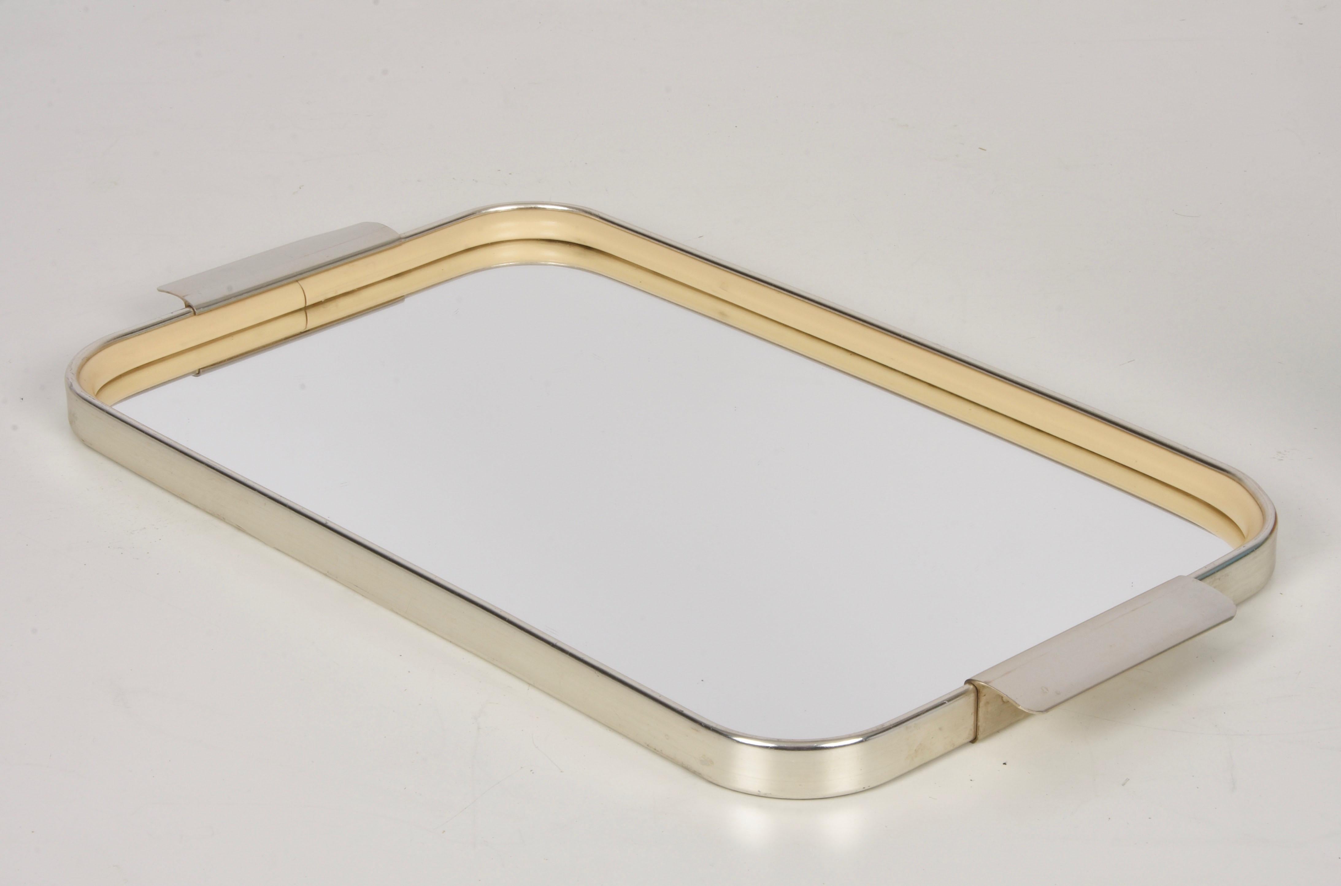Elegant midcentury aluminium serving tray with mirror top. This astonishing piece of barware was designed by Carlo Scarpa in Italy during the 1960s.

This item is amazing because of the perfect fusion of the materials: gilt anodized aluminium, top