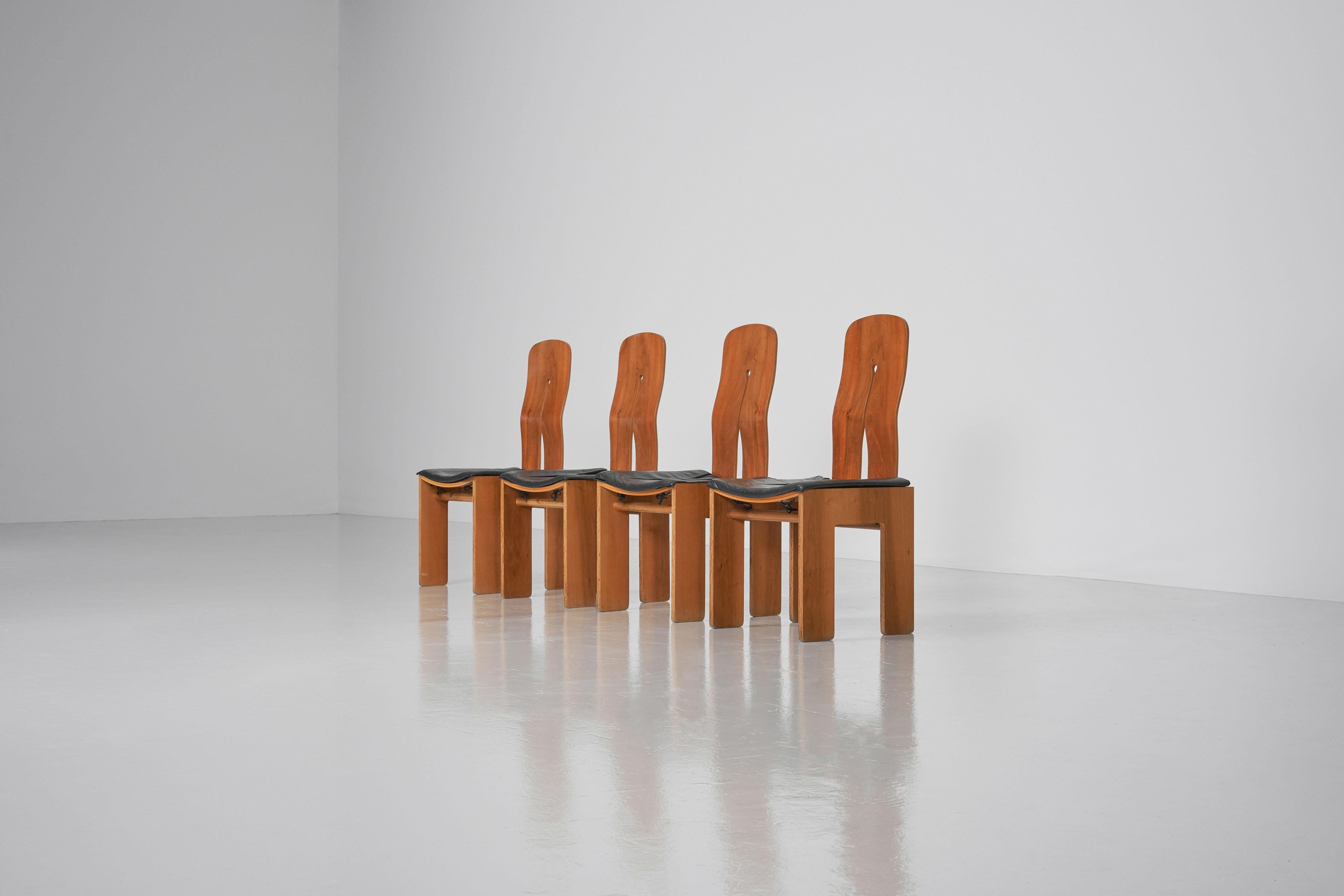 Fantastic proportioned model 765 chairs designed by Carlo Scarpa and manufactured by Bernini, Italy 1934. Yes that’s right, this design already dates back to 1934. That’s why Carlo Scarpa is one of the best mid-century designers of Italy, he was a