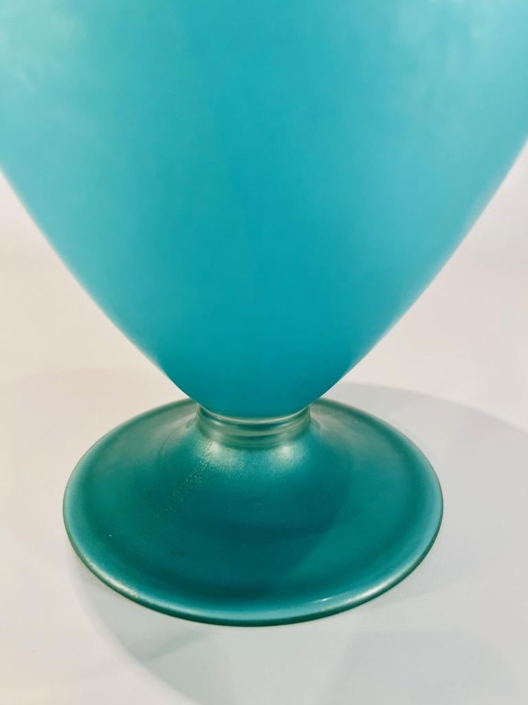 Style international Vase en verre de Murano bleu et or vers 1950, Carlo Scarpa. en vente