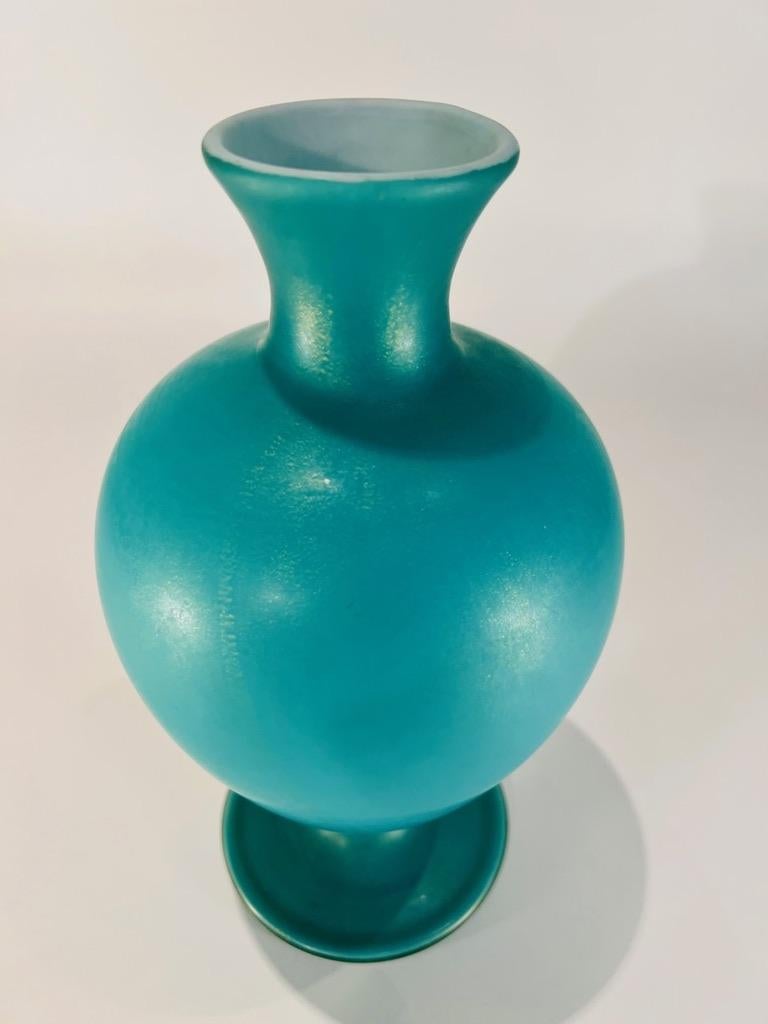 italien Vase en verre de Murano bleu et or vers 1950, Carlo Scarpa. en vente