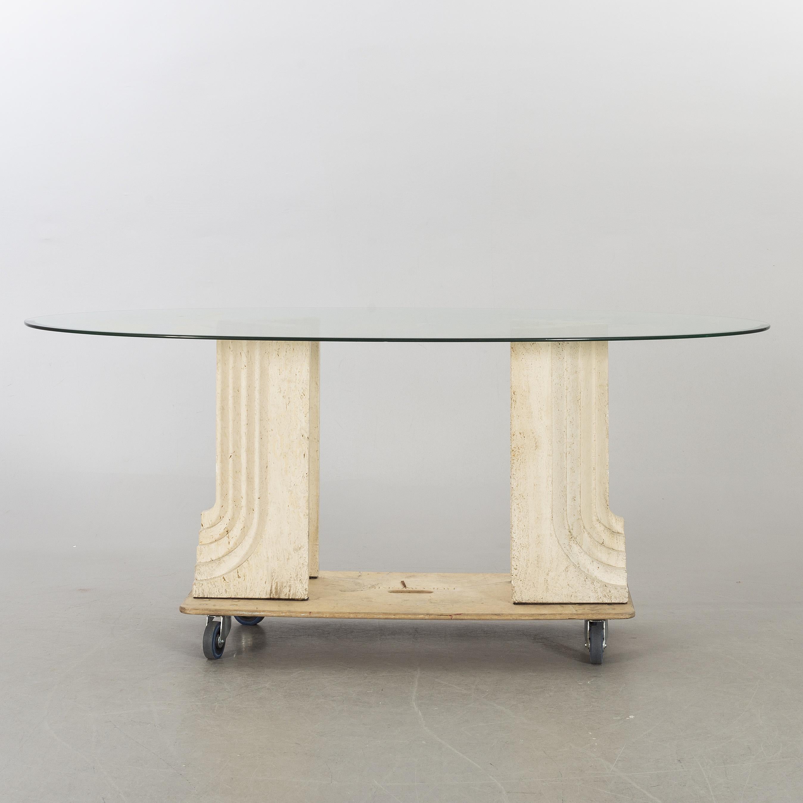 Carlo Scarpa, ovaler Tisch aus klarem Glas und beigem, offenem Travertinsockel, Italien 1970  (Moderne der Mitte des Jahrhunderts) im Angebot