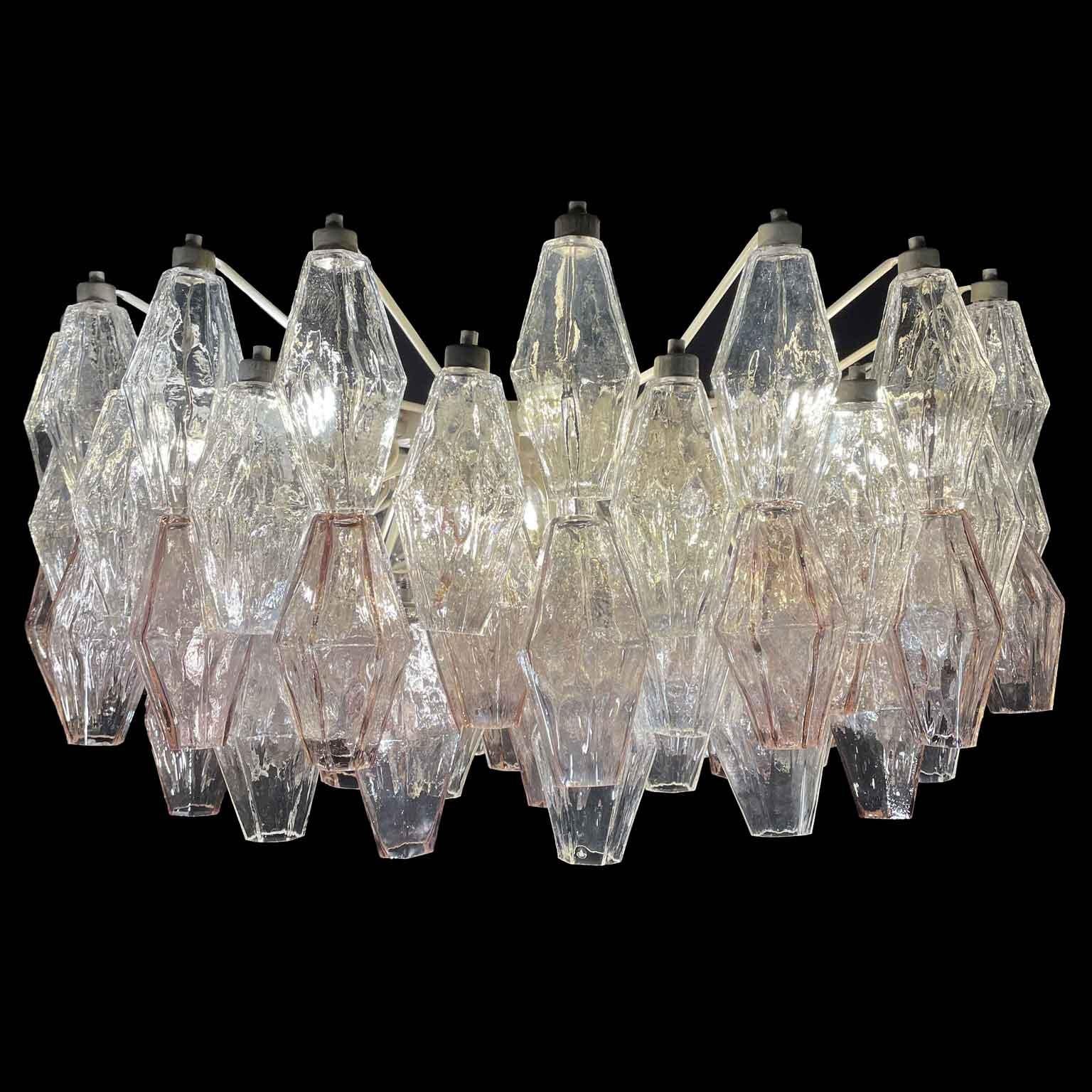 Carlo Scarpa Per Venini Poliedri Lampadario in Vetro di Murano 13 Luci 1960 circa, realizzato con vetri di due colori a forma di poliedri, 120 elementi retti da una struttura circolare in metallo bianco ed illuminati da tredici lampadine E14. Questo