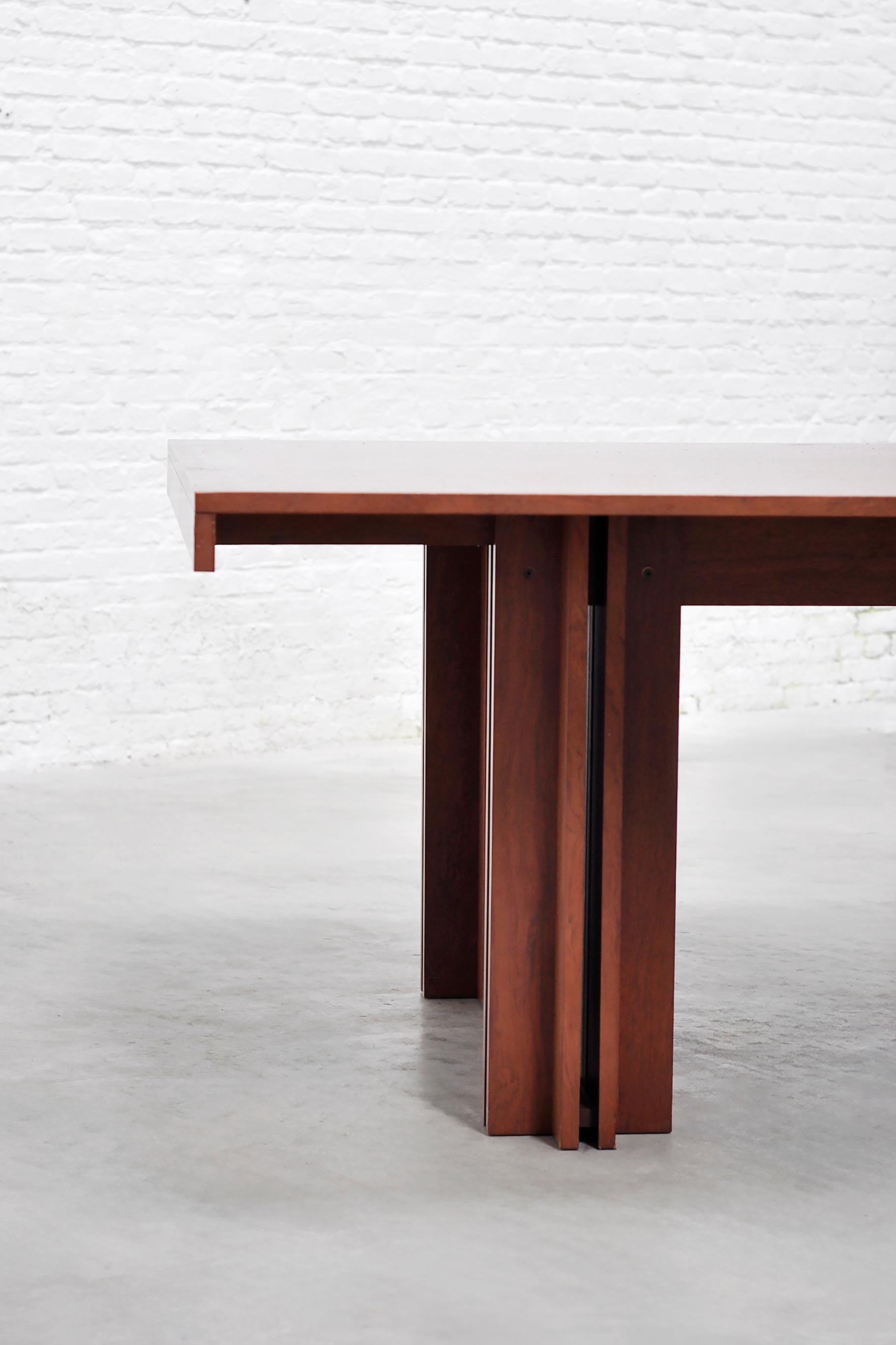 Carlo Scarpa 'Quatour' Dining Table in Walnut, Simon Gavina, Italy, 1974 In Good Condition For Sale In Antwerp, Antwerp